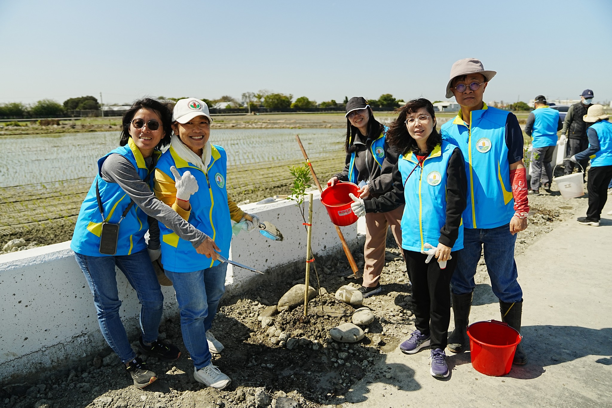 本場同仁共同植樹，開心留念。