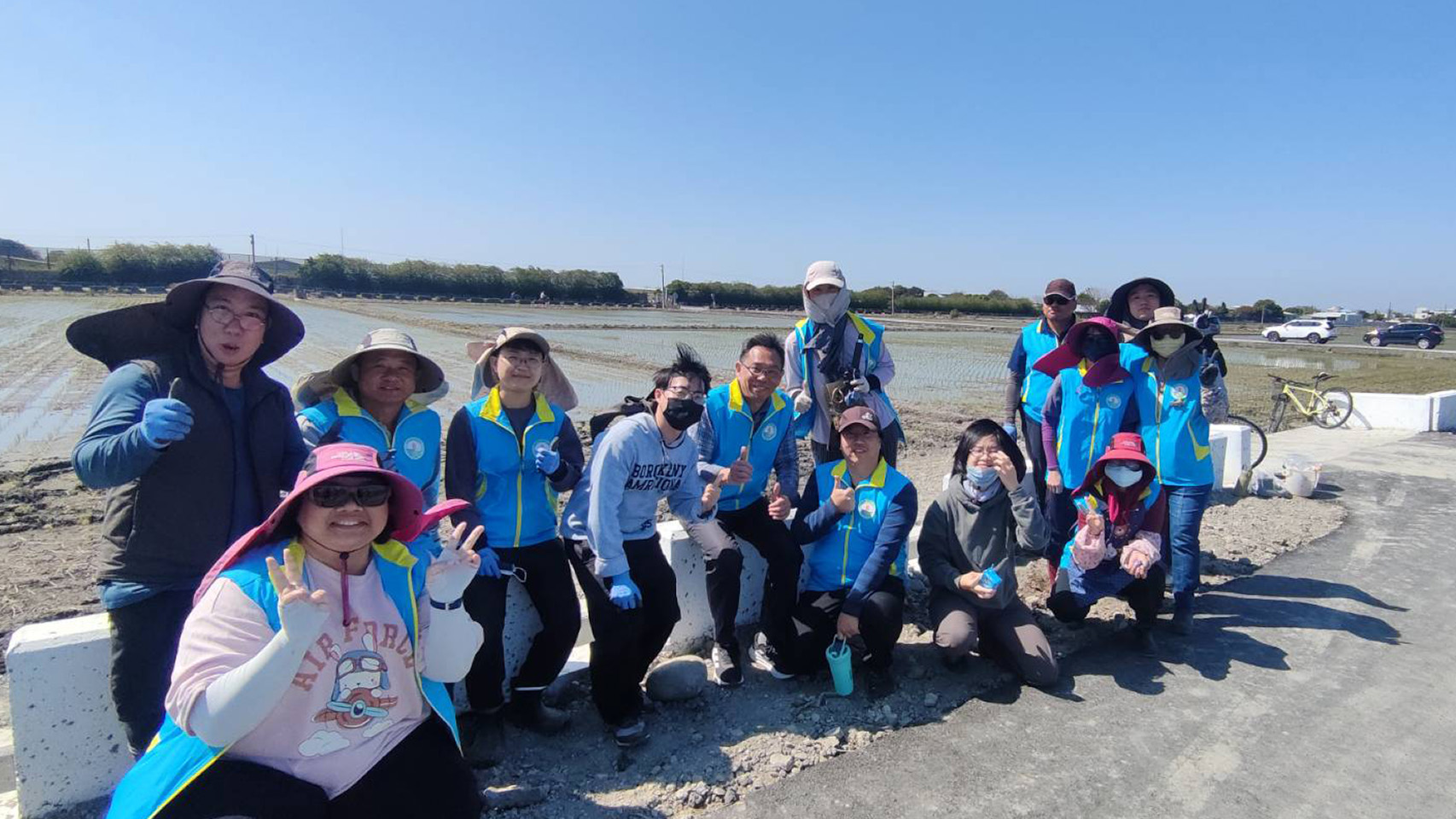 本場同仁共同植樹，開心留念。