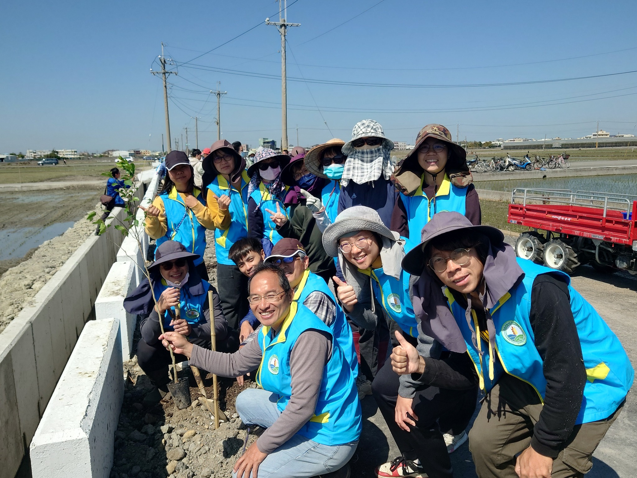 本場同仁共同植樹，開心留念。