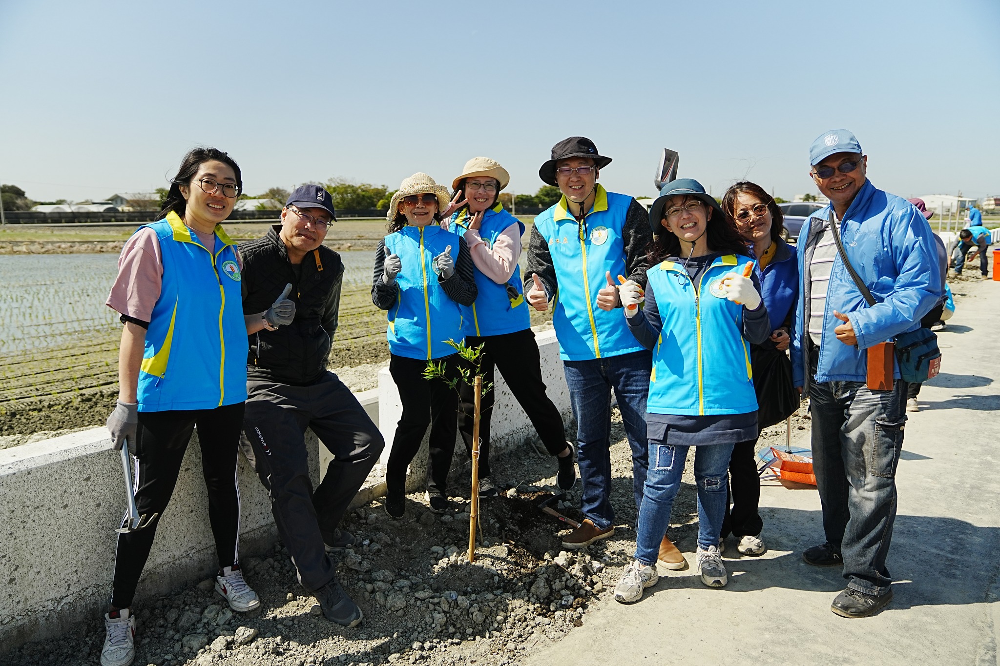 本場同仁共同植樹，開心留念。