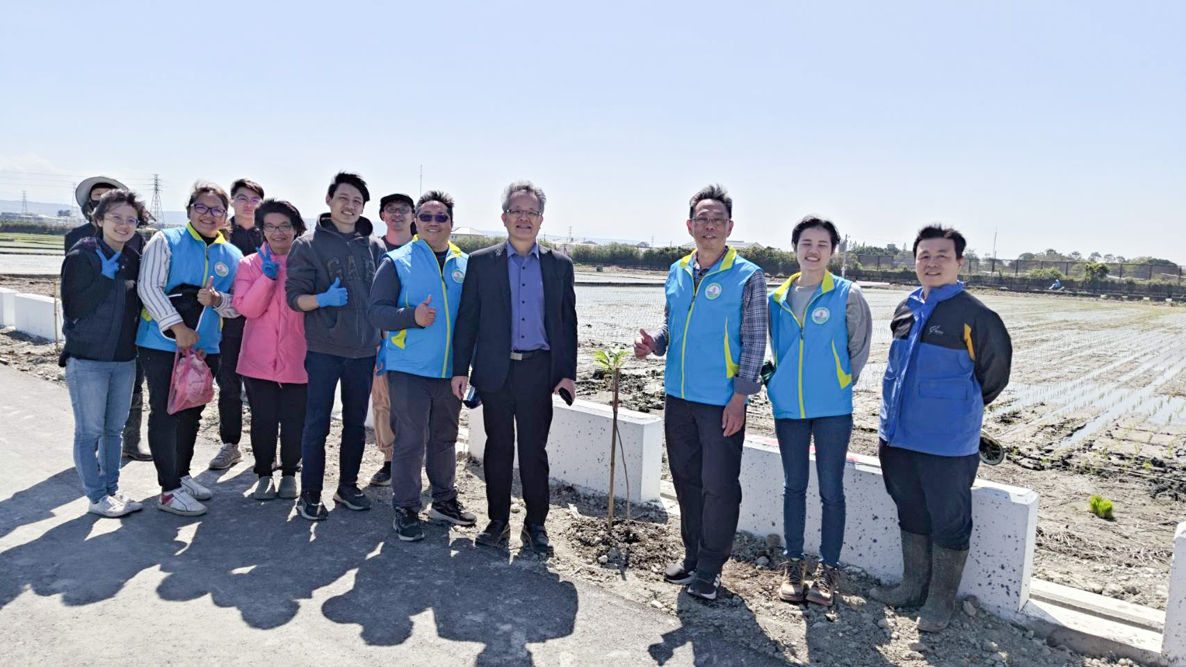 本場同仁共同植樹，開心留念。
