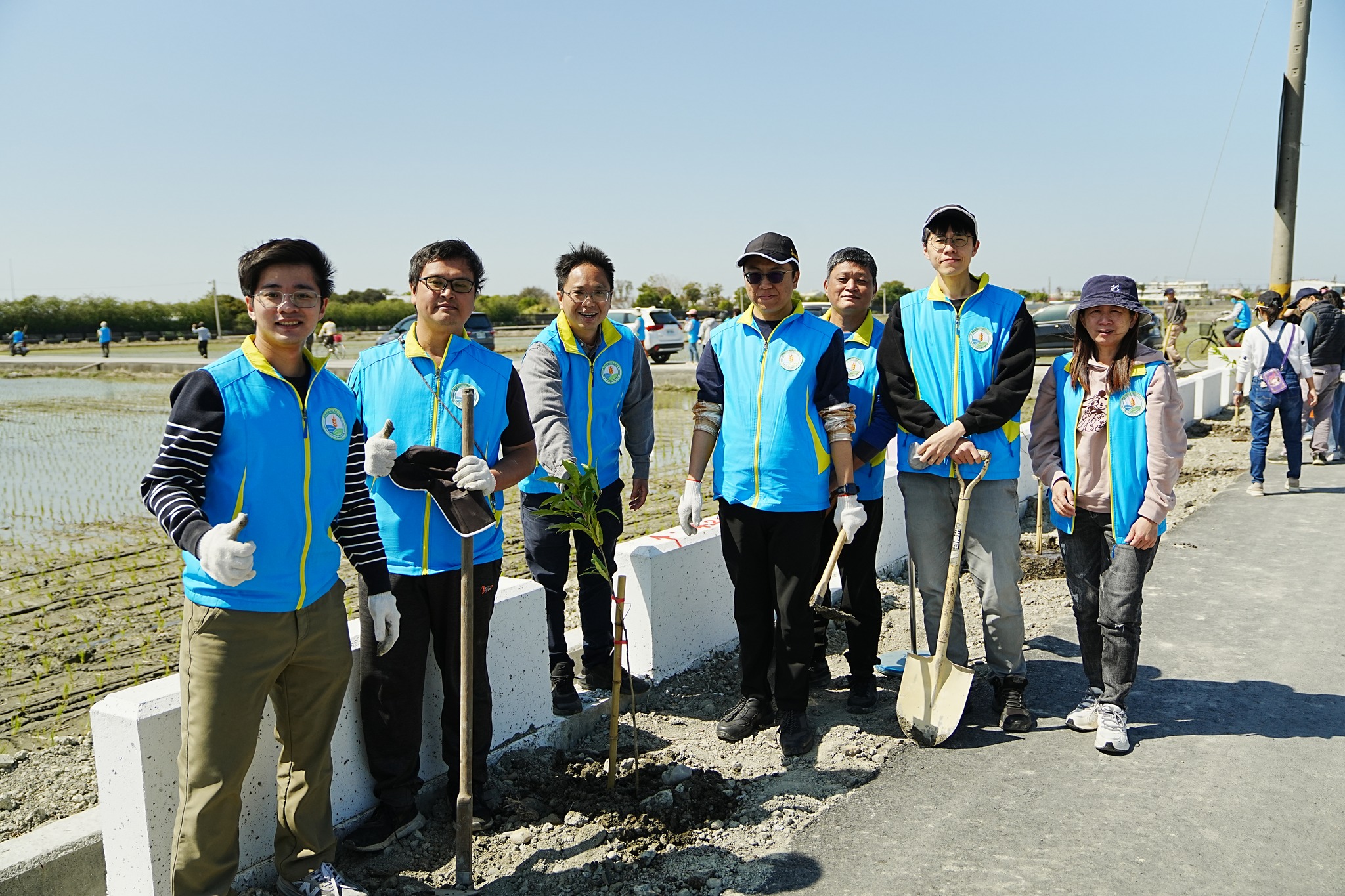 本場同仁共同植樹，開心留念。