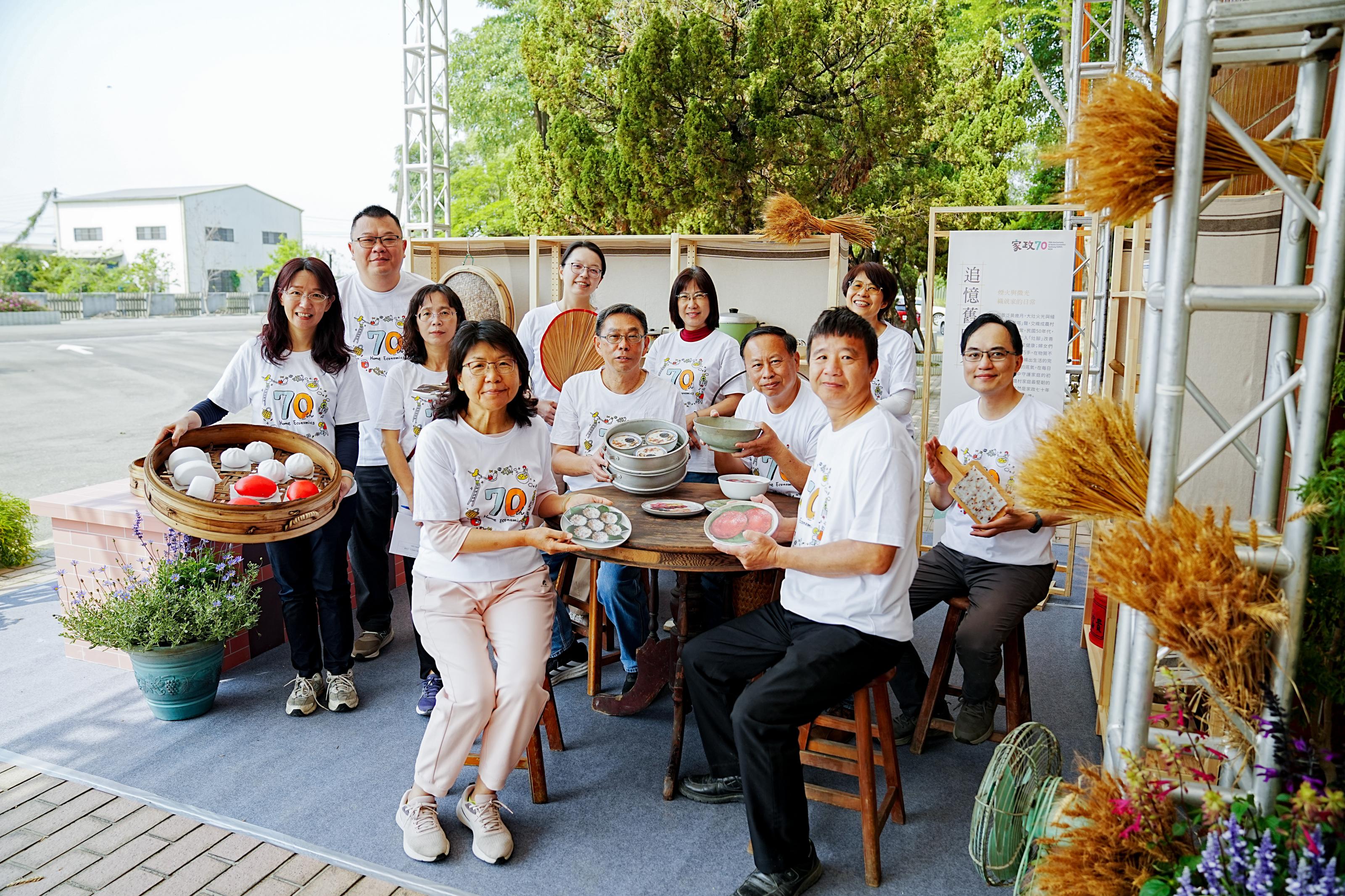 楊宏瑛場長率本場主管及展區同仁在綜合大樓前合影，誠摯邀請民眾3月21日前來親身體驗開放日活動。