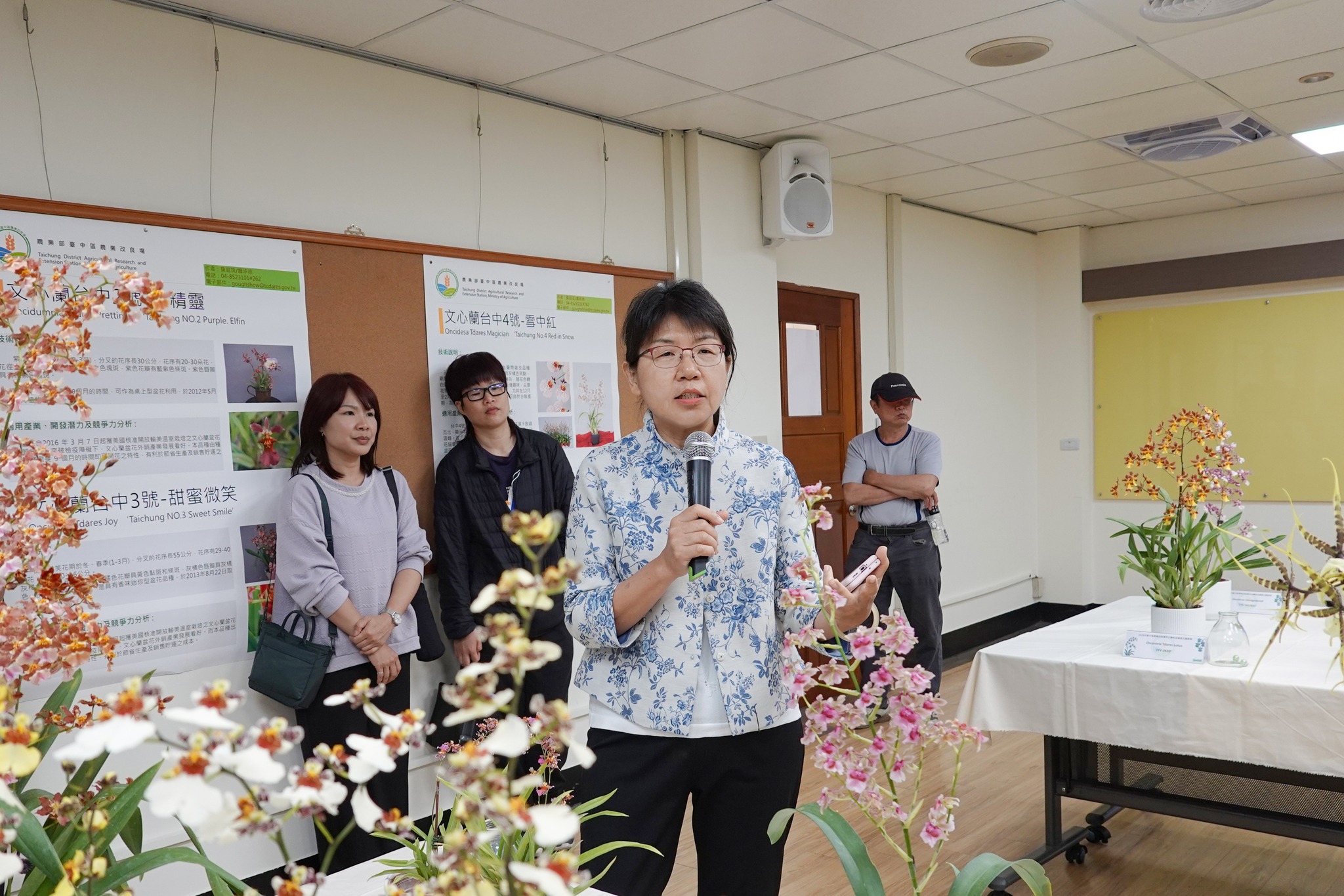 楊宏瑛場長介紹本場育成之文心蘭品系。