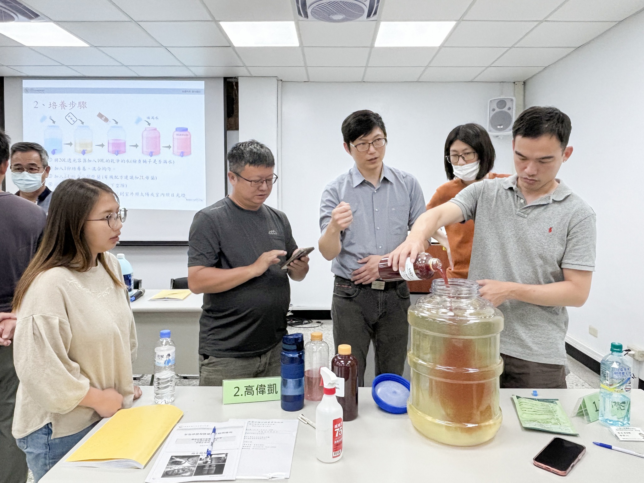 食品工業研究所郭楊正博士說明光合菌擴培方式。