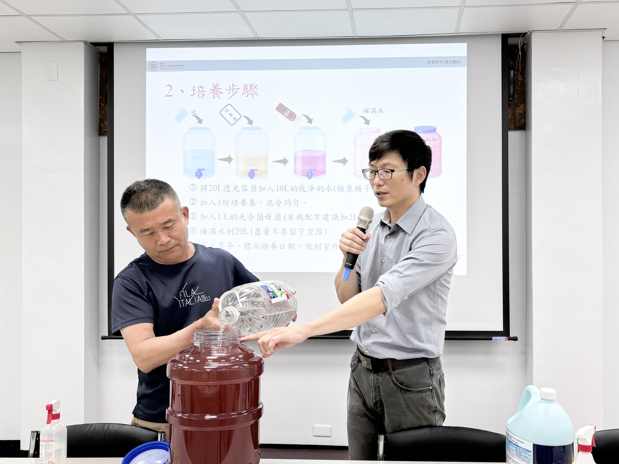 食品工業研究所郭楊正博士說明光合菌擴培方式。