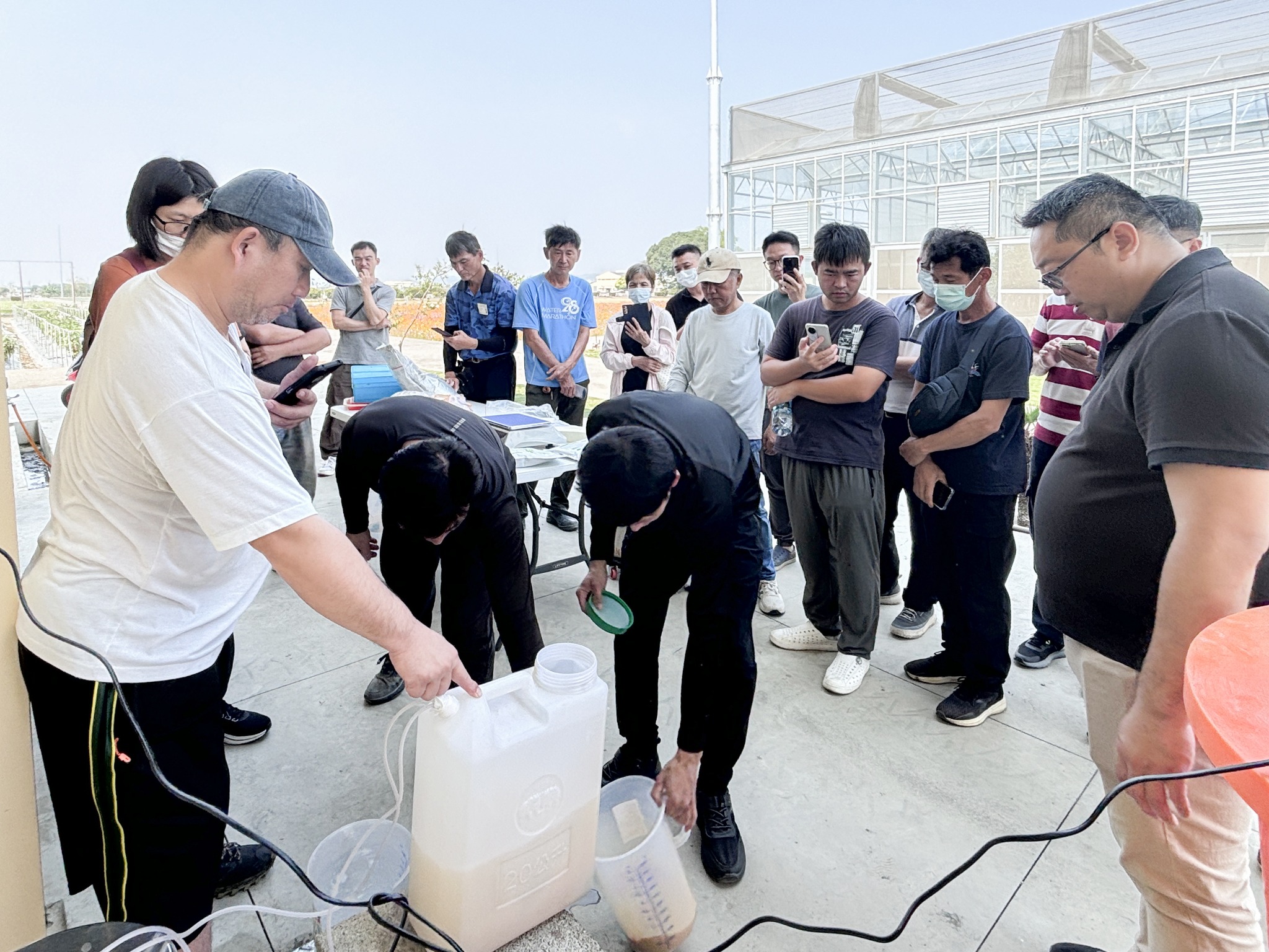 學員進行溶磷菌擴培實作。