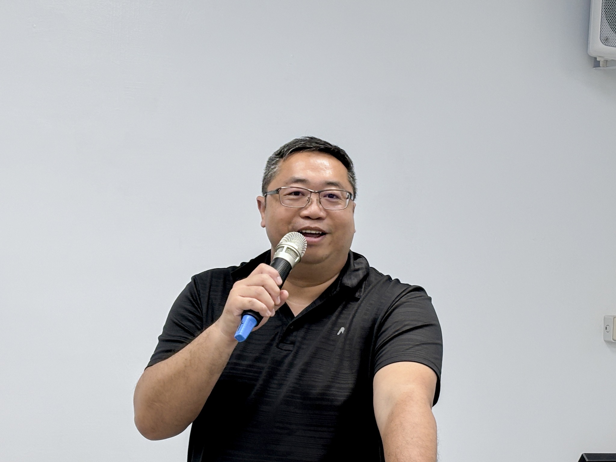 郭建志副研究員介紹枯草桿菌的抗生活性測試。