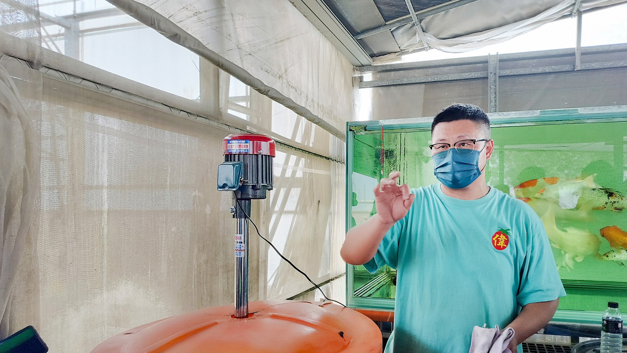 二林偉仔溫室番茄農場李震偉農場主說明自製液化澱粉芽孢桿菌方式。