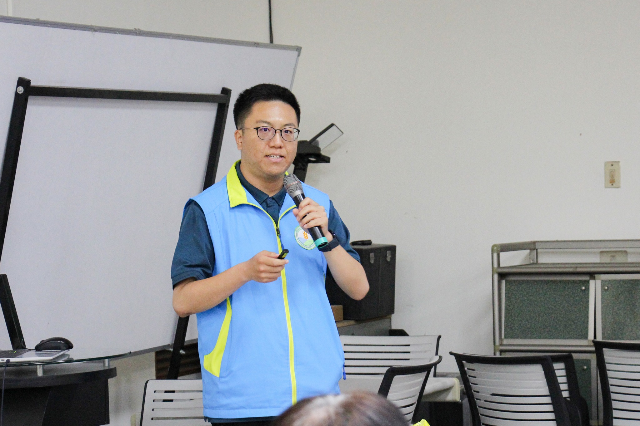 李東霖助理研究員講解小型農機操作與基礎保養。