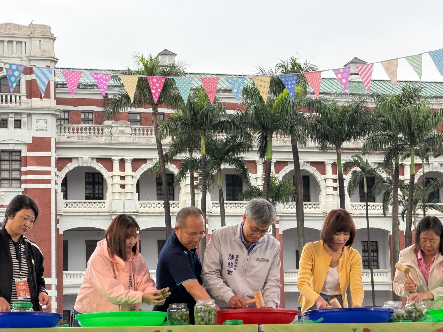 水里鄉農會劉明興主任解說脆梅製作,部長與貴賓親手參與各項步驟,在實作中體會農民用心與農產加工的細緻工序。