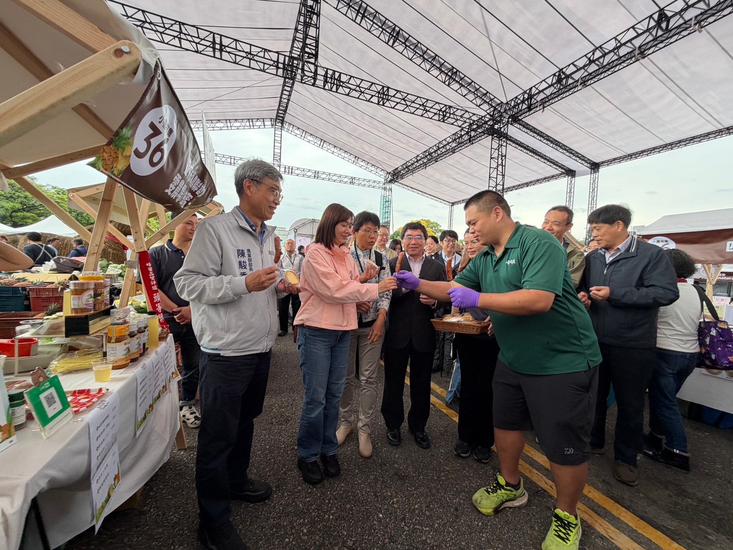 新社青農劉啟葦現場介紹農產品特色,部長與立委張雅琳及現場貴賓一同互動交流與品嚐。