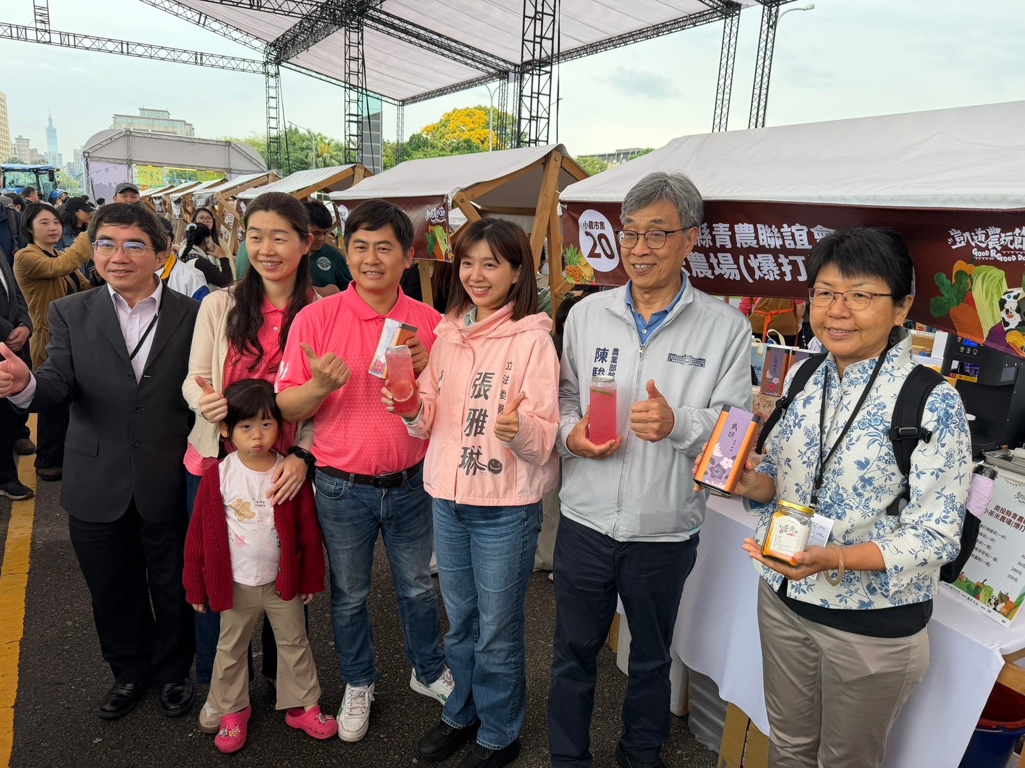 陳駿季部長、張雅琳立委、本場楊宏瑛場長及南投縣青農聯誼會連晏瑩會長共同合影,展示在地農特產品。