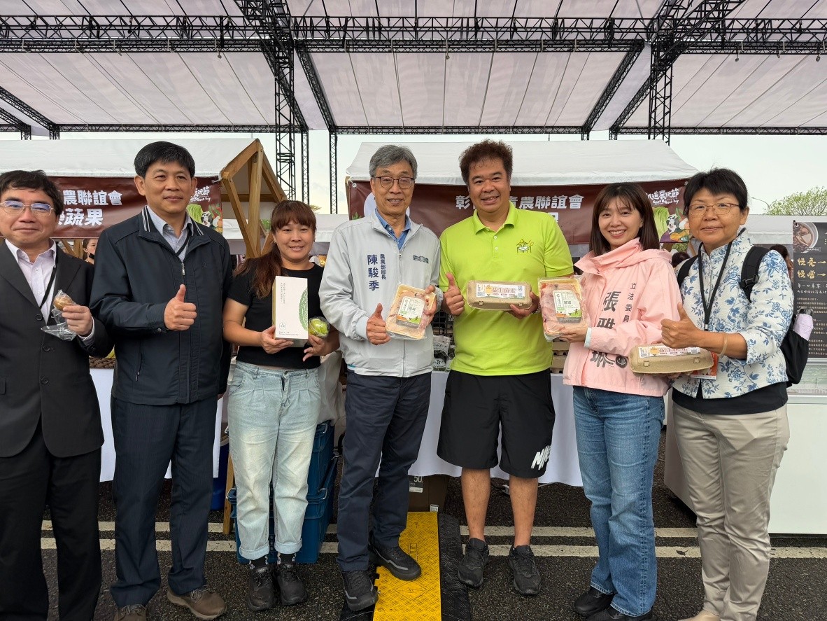 陳駿季部長、張雅琳立委、本場楊宏瑛場長與彰化青農孫崇鈞及蔡佩潔合影,展示在地優質農產品。