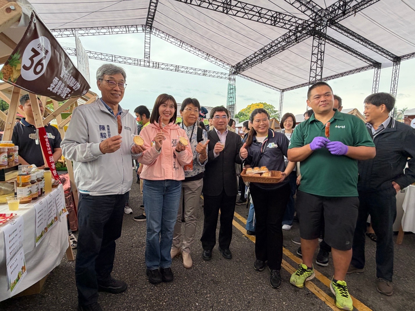 陳駿季部長、張雅琳立委、本場楊宏瑛場長與青農劉啟葦、林馬雯合影,並現場品嚐在地農產與加工產品,透過互動交流展現青年農民的創新成果與農產多元應用。