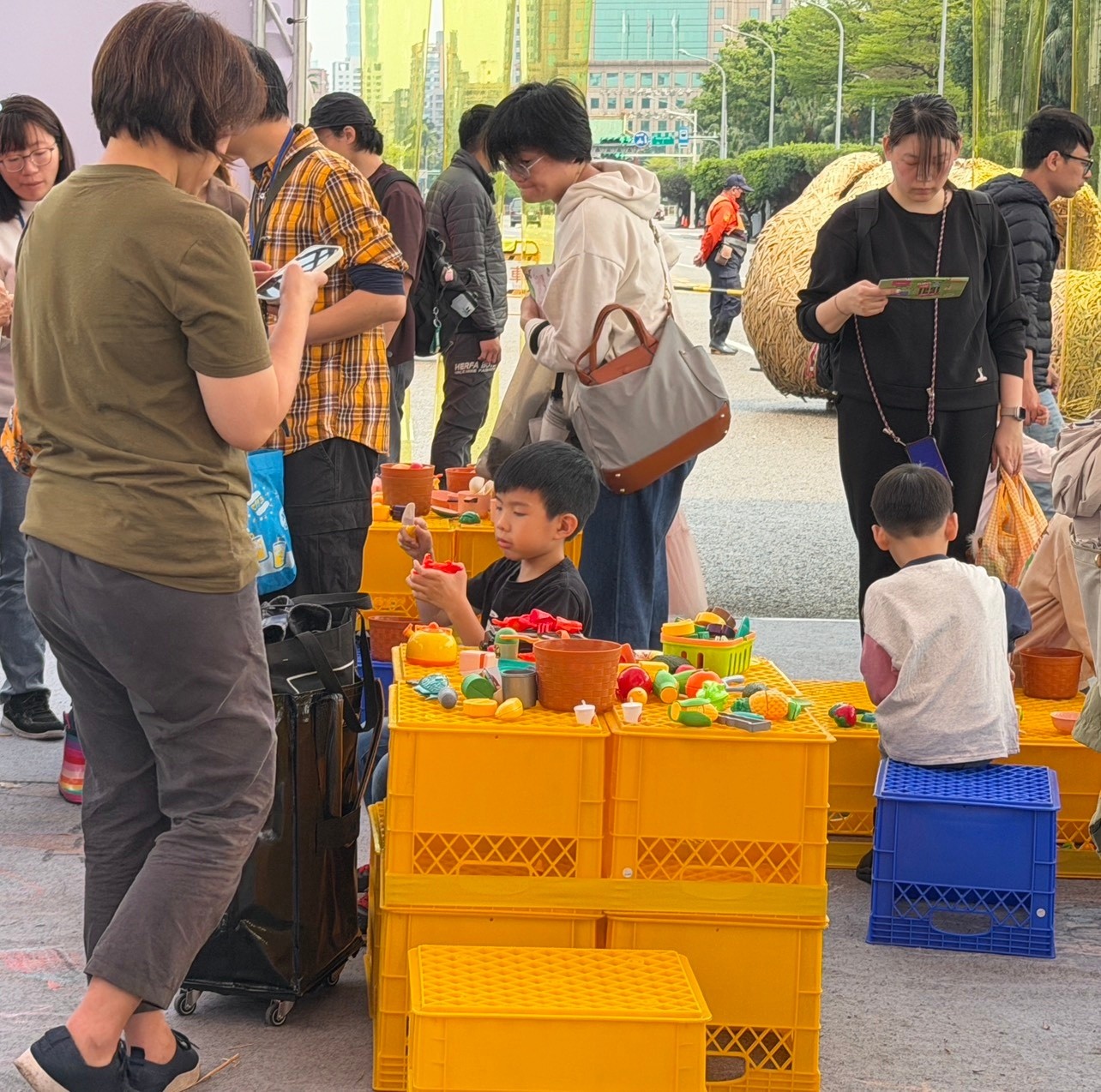 親子一同參與食農互動體驗,透過遊戲與操作,讓孩子在生活情境中認識食材,培養對飲食與農業的理解與興趣。