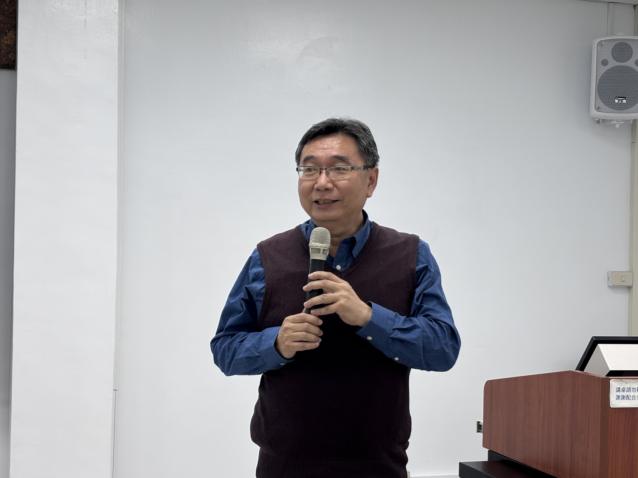 陳俊位研究員講解本場花卉研發成果。