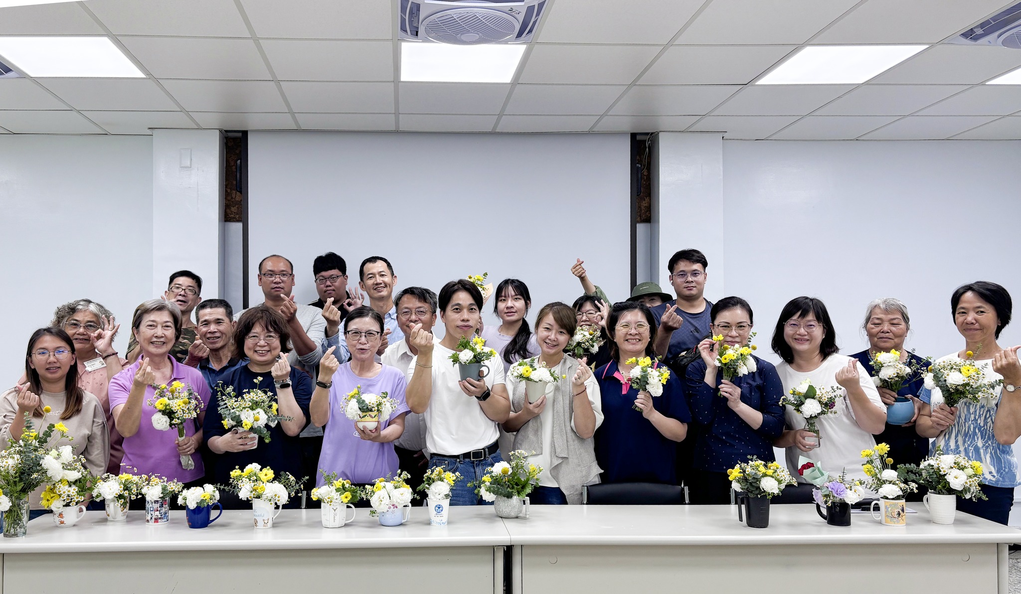 James花藝師與學員和作品合照。