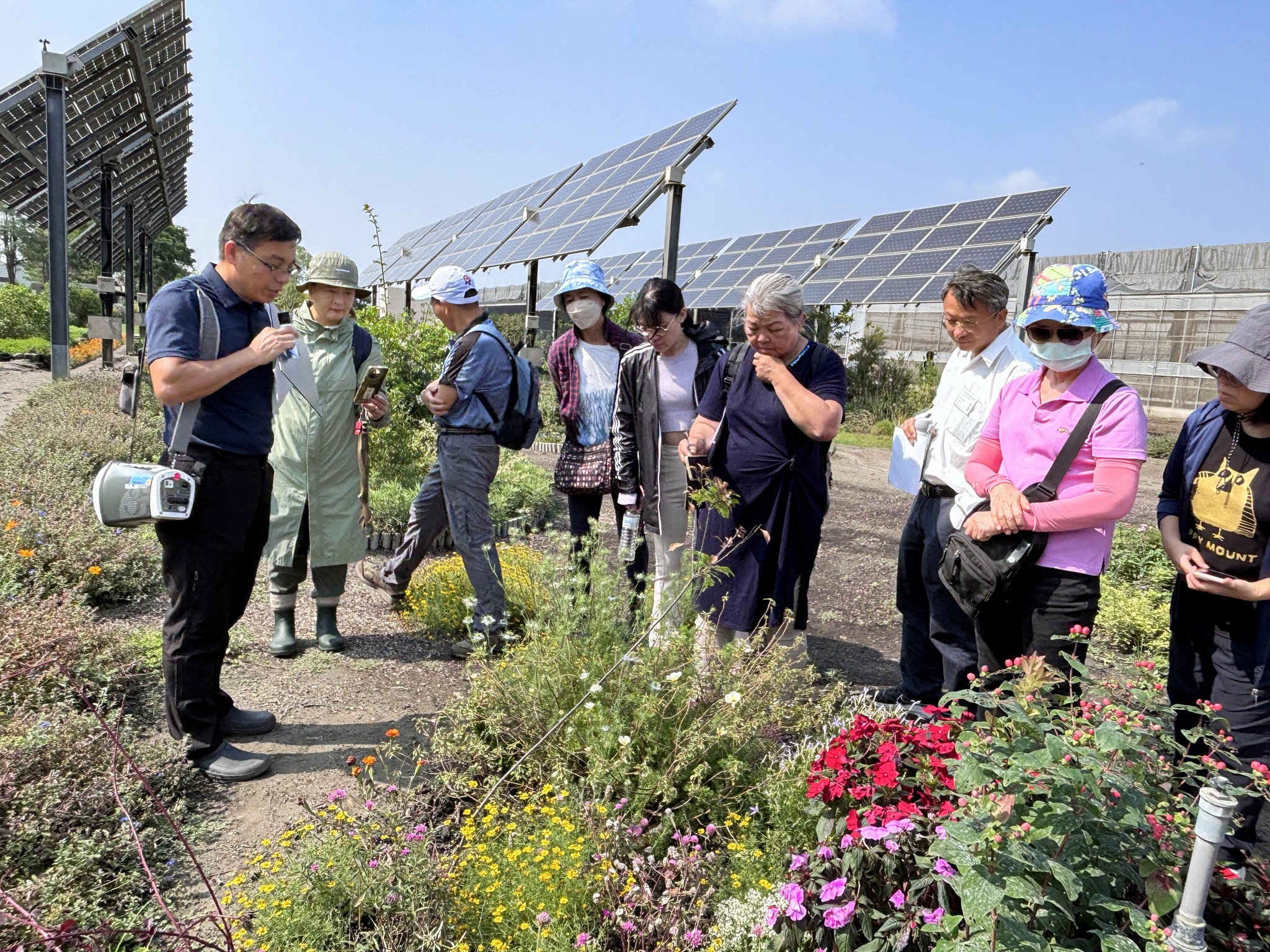 許嘉錦副研究員講解療育庭園設計概念。