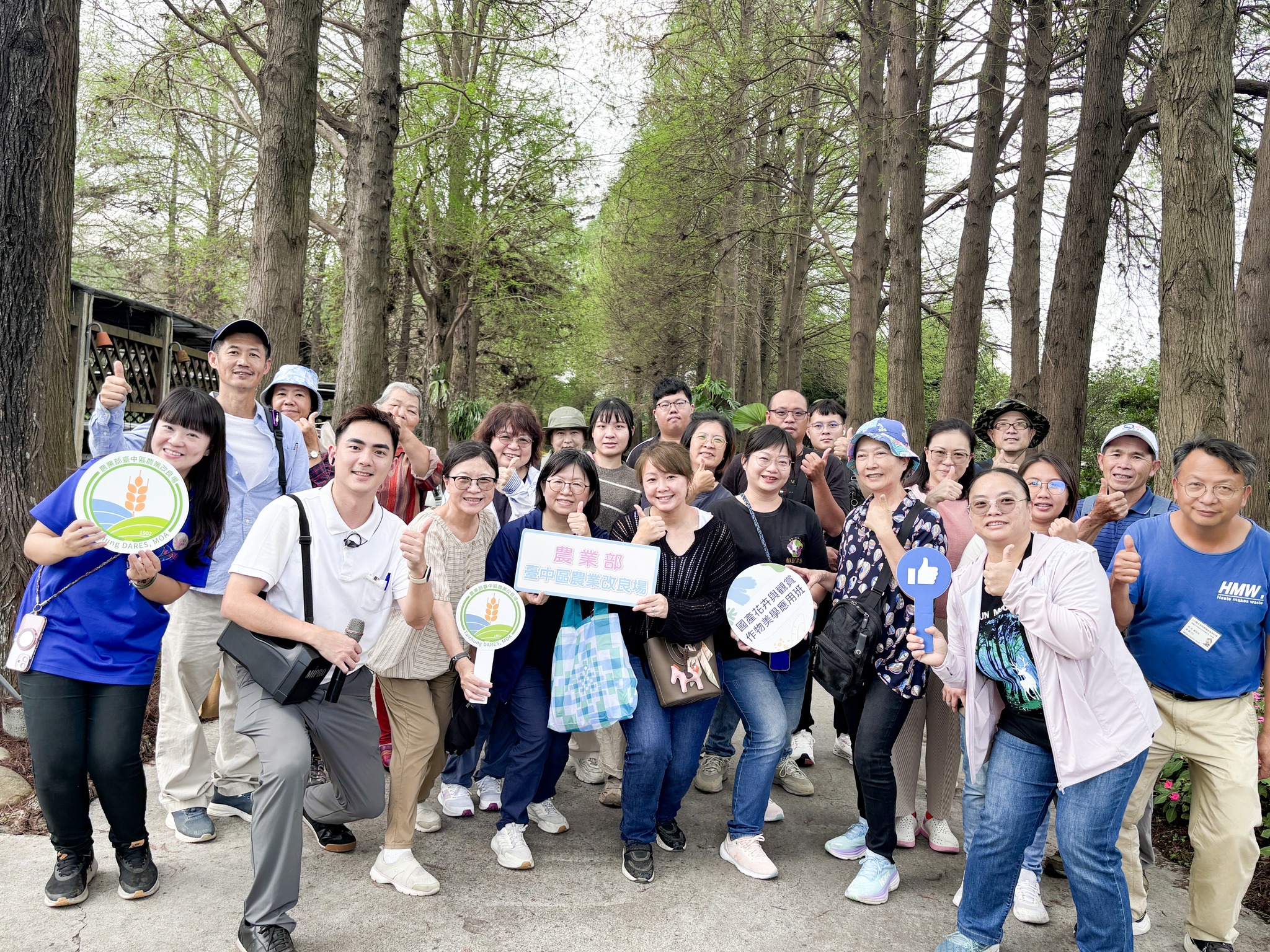 菁芳園黃鐘逸花藝師(左2)與學員合影。
