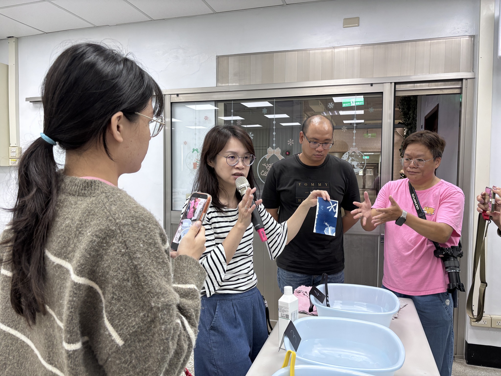 陳蓓真副研究員講解藍晒圖紙卡清洗步驟。