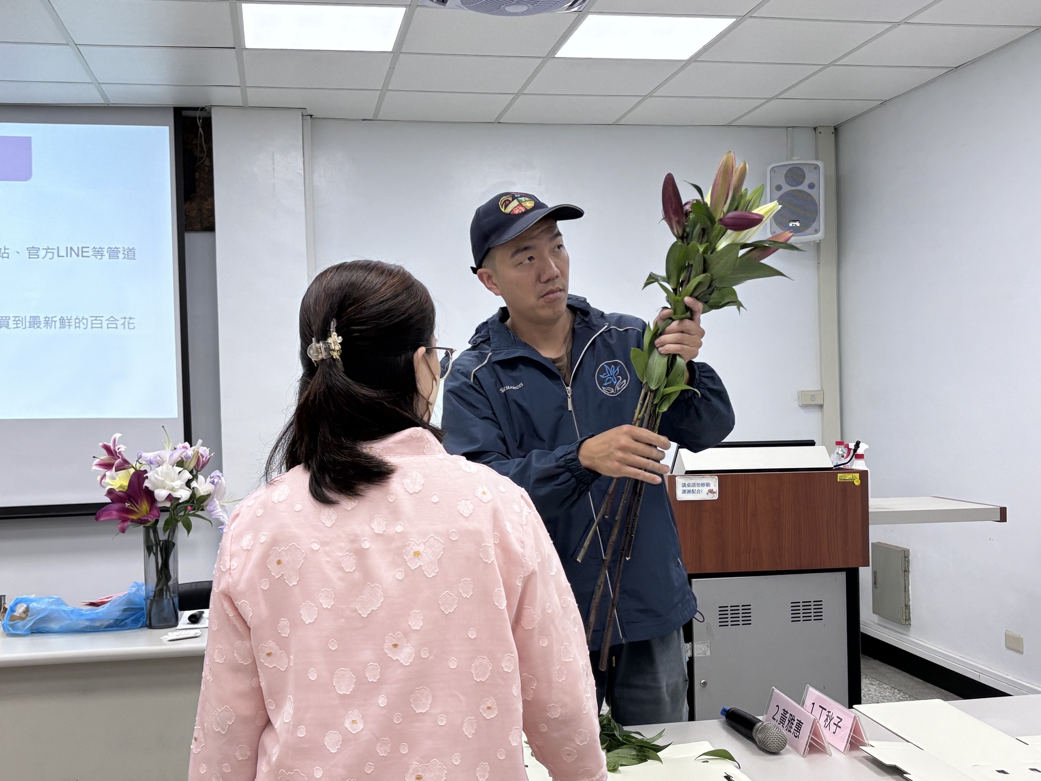 黃智鴻創辦人說明簡易百合花束做法。