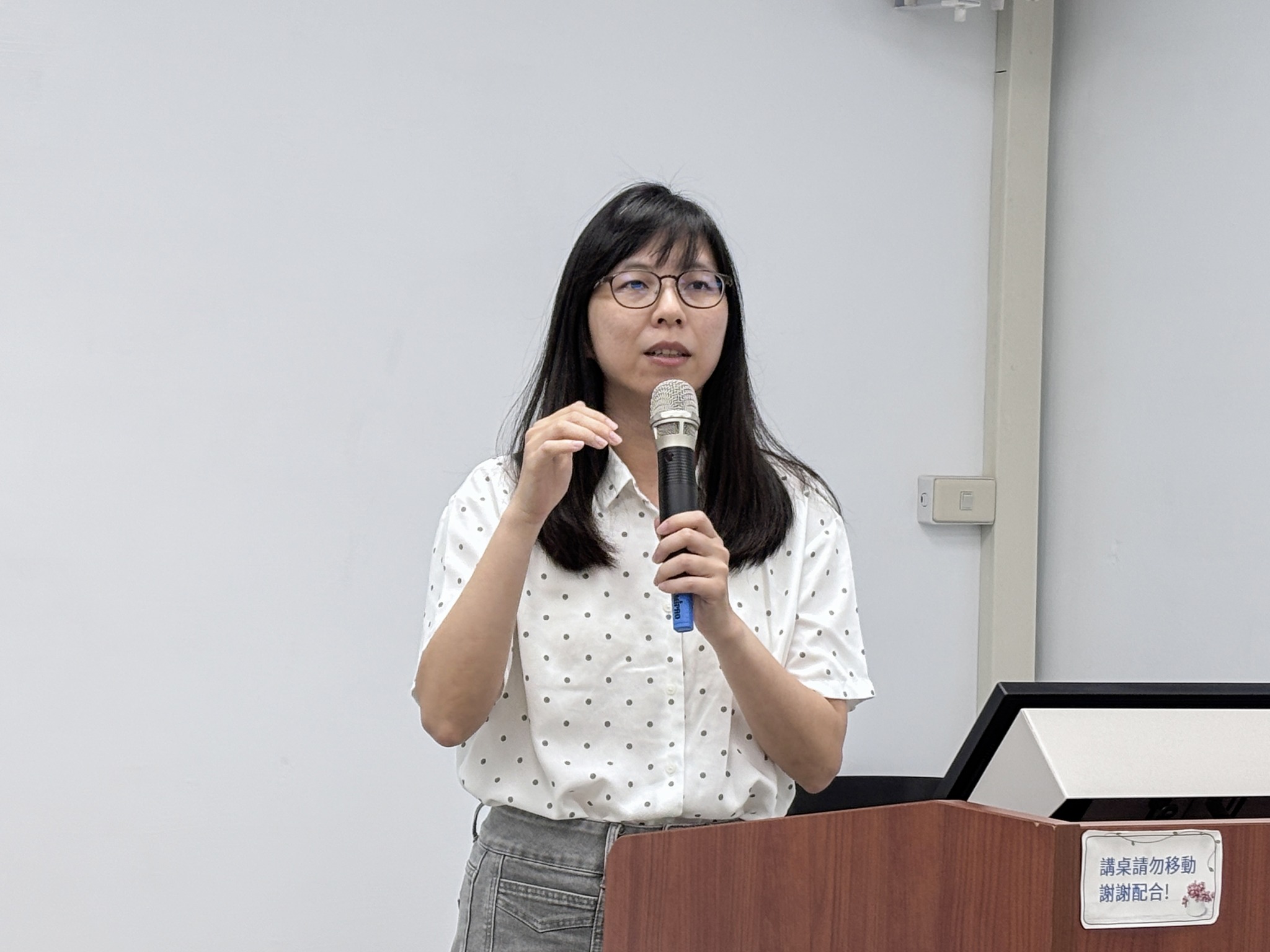 陳彥樺副研究員說明花卉採後保鮮方法。