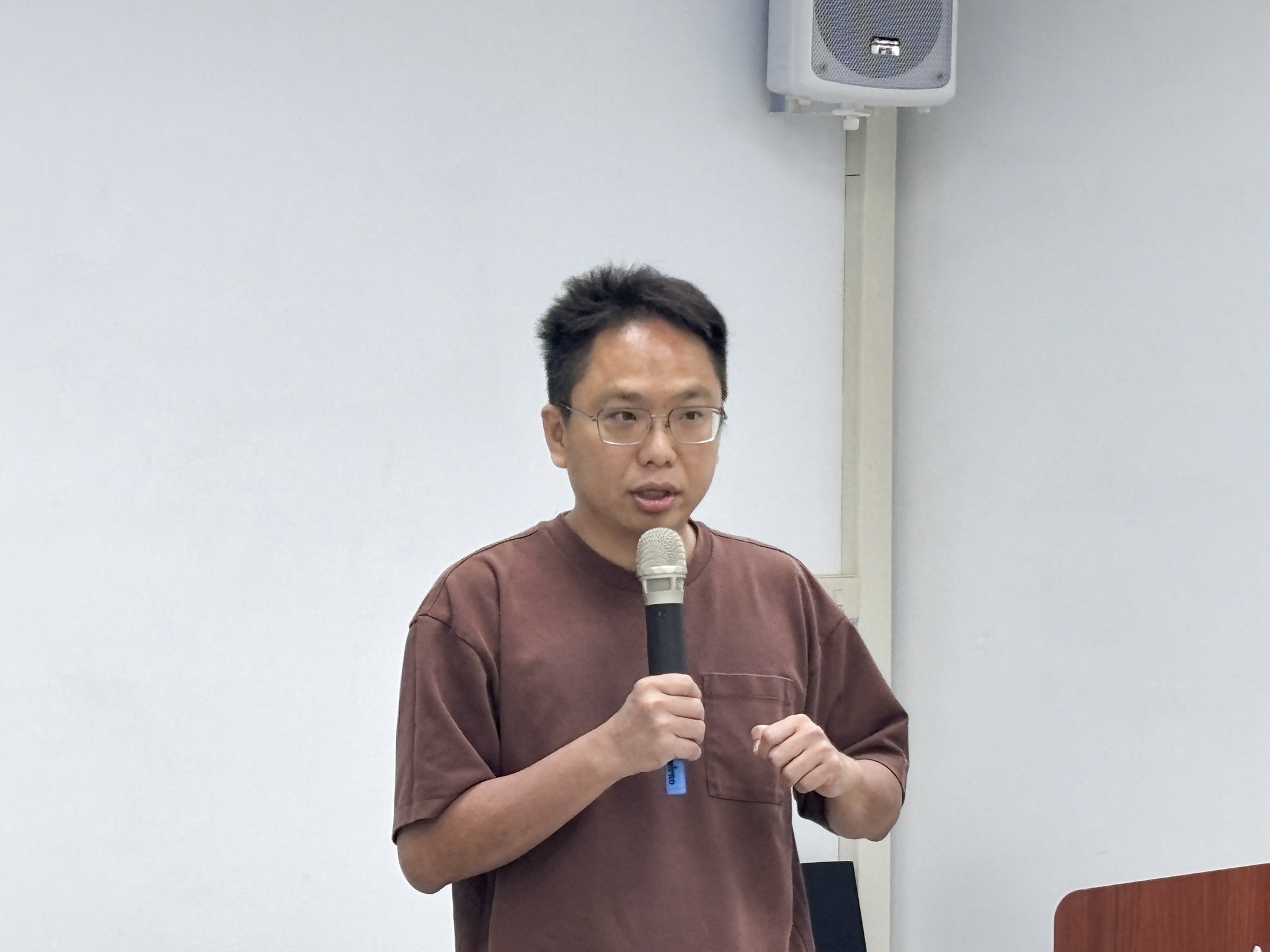 張金元副研究員講解溫網室破風處理方式。