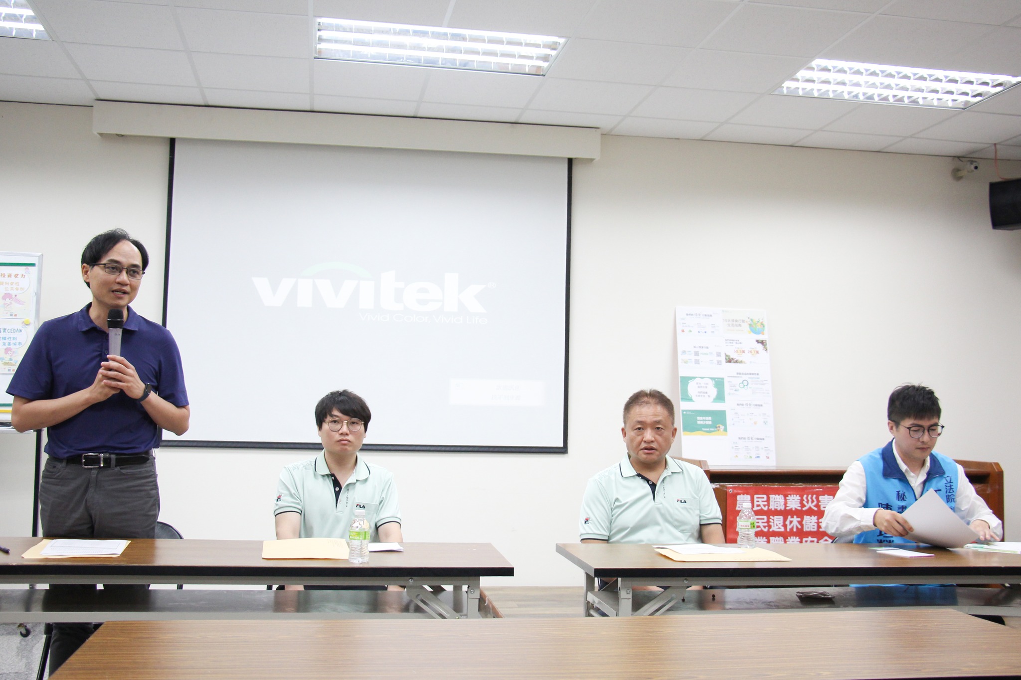 農業技術講習暨農業政策說明會由本場吳建銘科長(左1)及沙鹿區農會陳俊宏總幹事(右2)共同主持(右1為江啟臣立法委員辦公室陳垣榮秘書)。