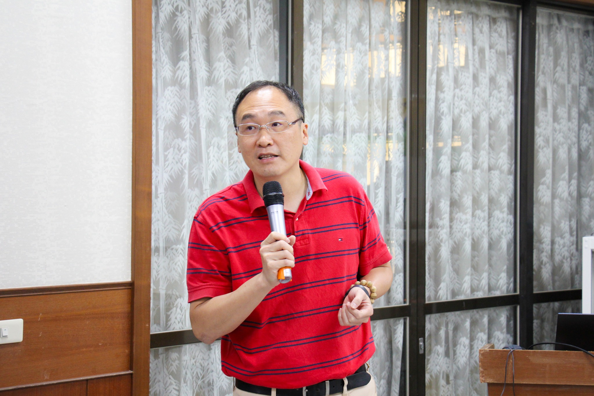 蔡本原助理研究員說明老年農民福利津貼與農民退休儲金、農業淨零排放、實際耕作者從事農業生產工作認定作業、農產業天然災害現地照相app及改良式獵具使用等農業政策。