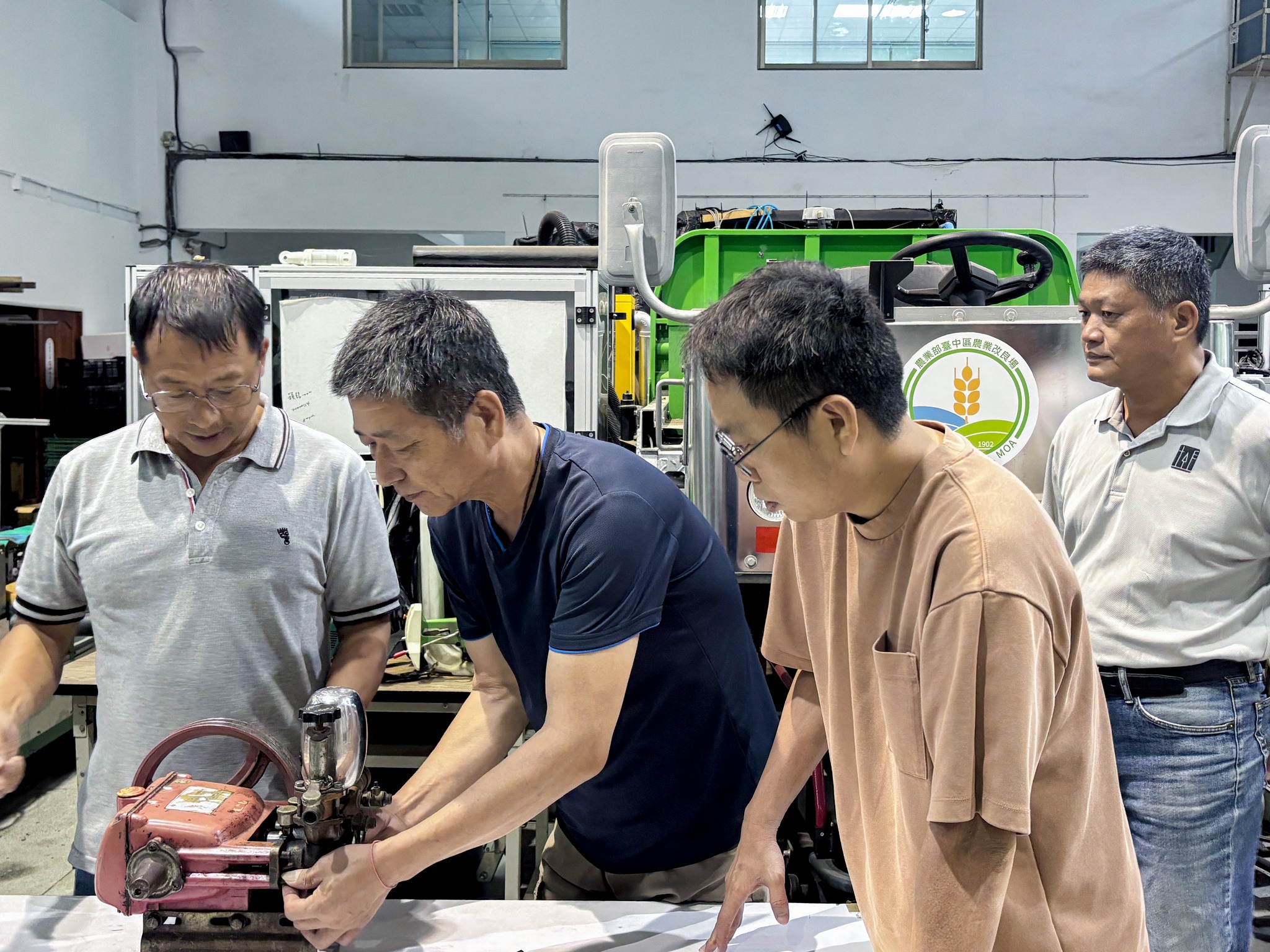 張金元副研究員說明小型農機維修方法。