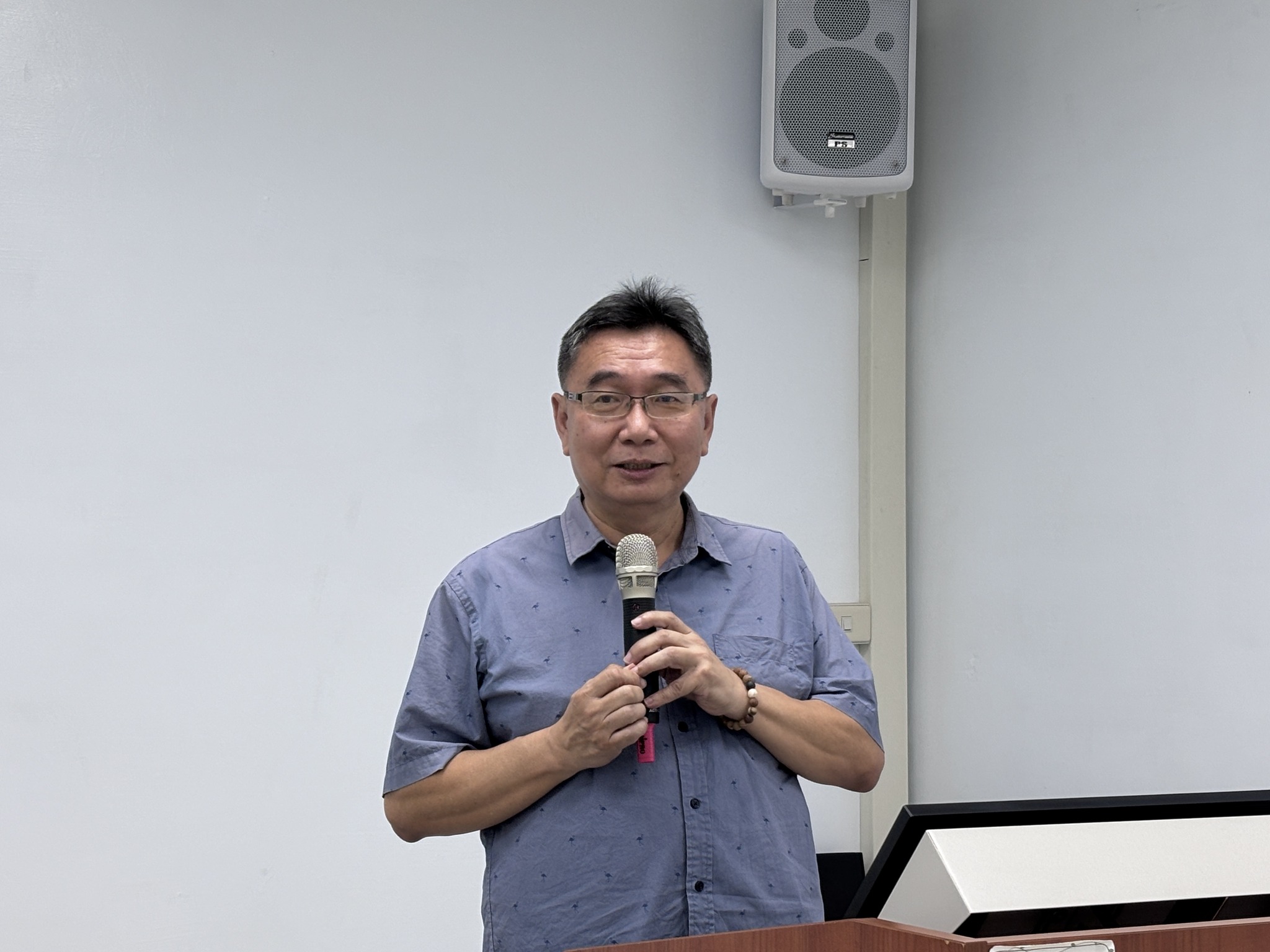 陳俊位研究員介紹當前農業政策和本場研發成果。