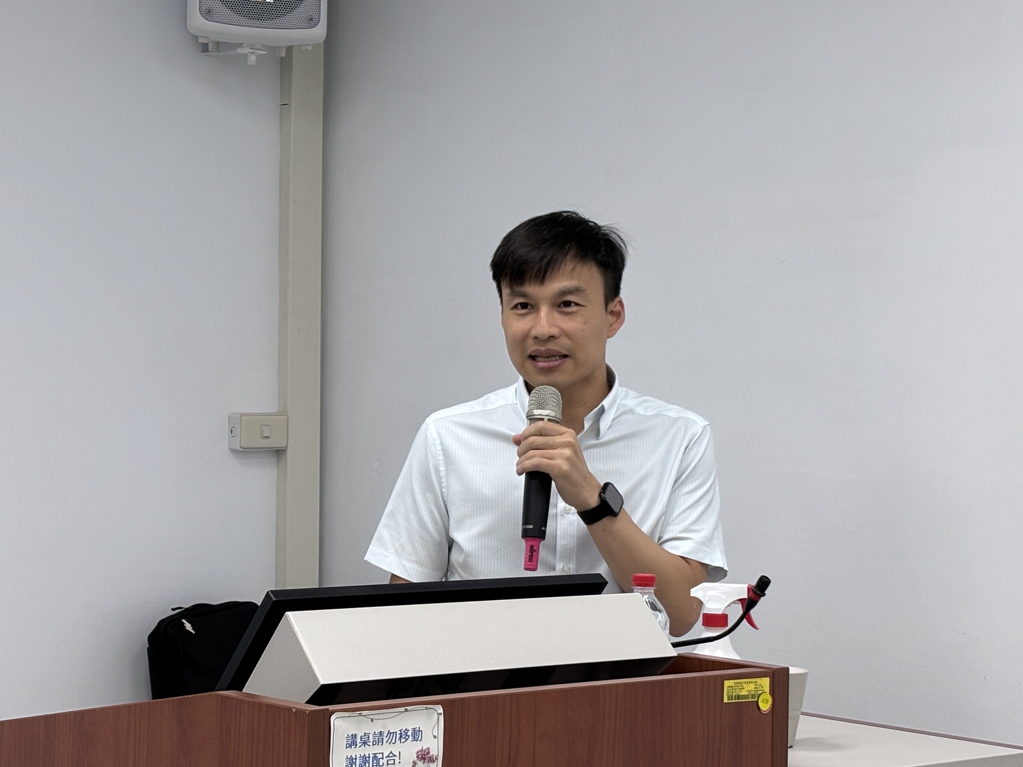 蔡正宏科長介紹極端氣候對蔬菜產量的影響。