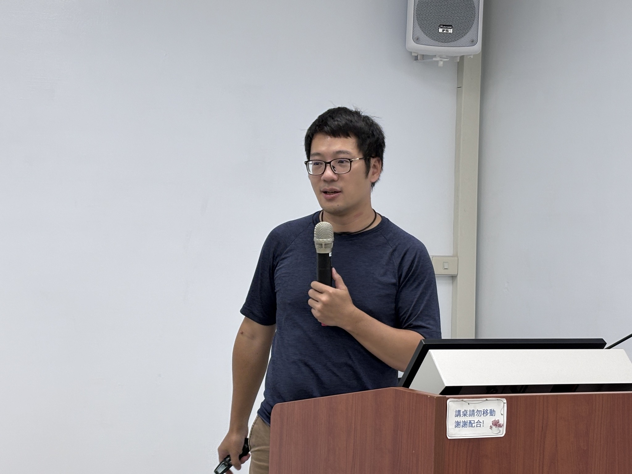 錢昌聖副研究員講解蔬菜繁殖及育苗操作方法。