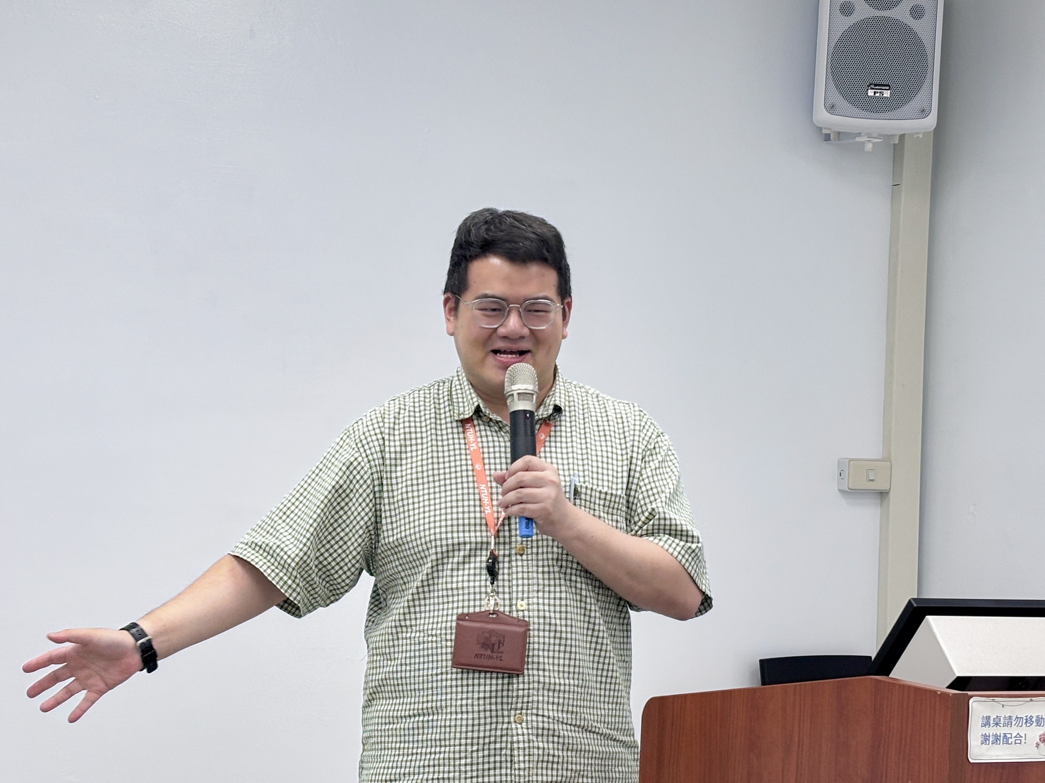 謝秉儒醫師說明重複性骨骼肌肉傷害的預防方式。