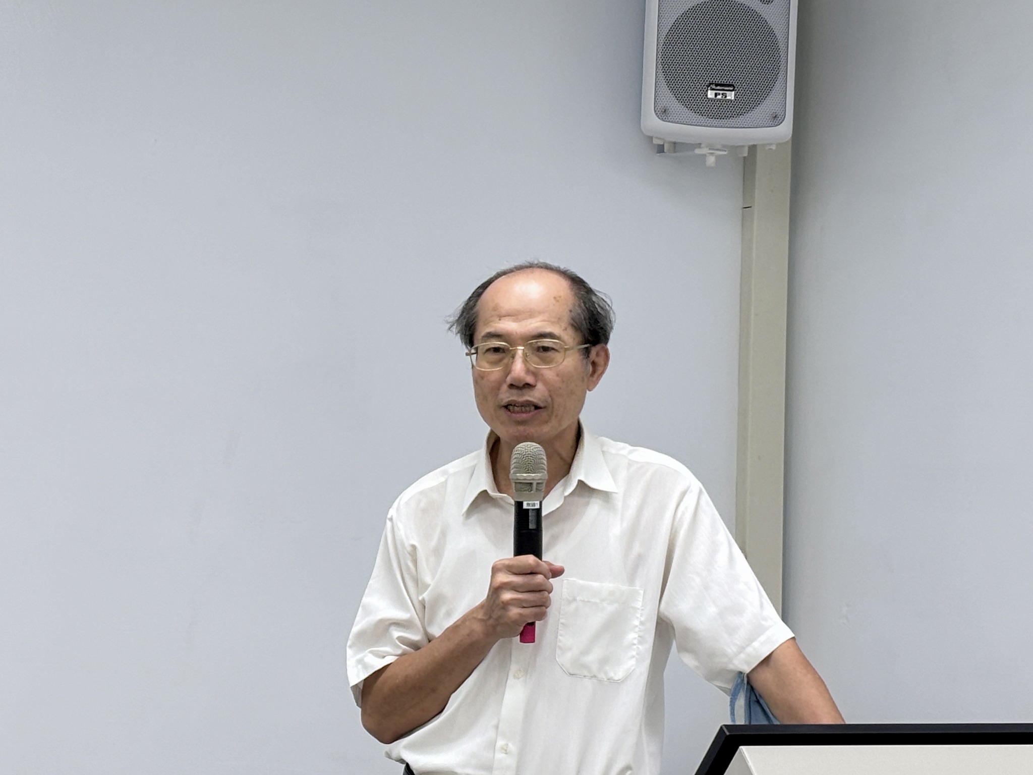 蔡致榮前副所長講解次世代溫室種植。