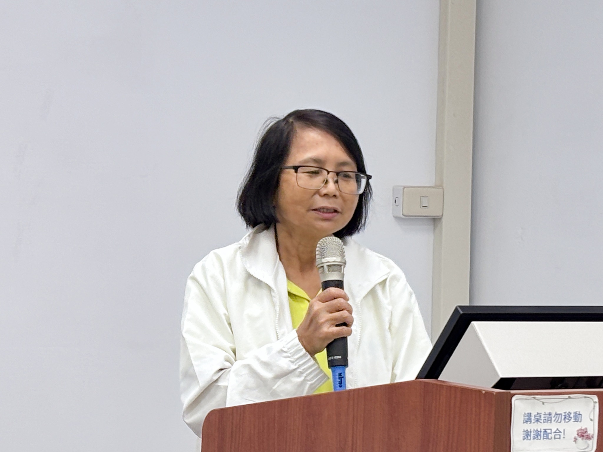 黃圓滿研究員說明洋香瓜授粉技巧。