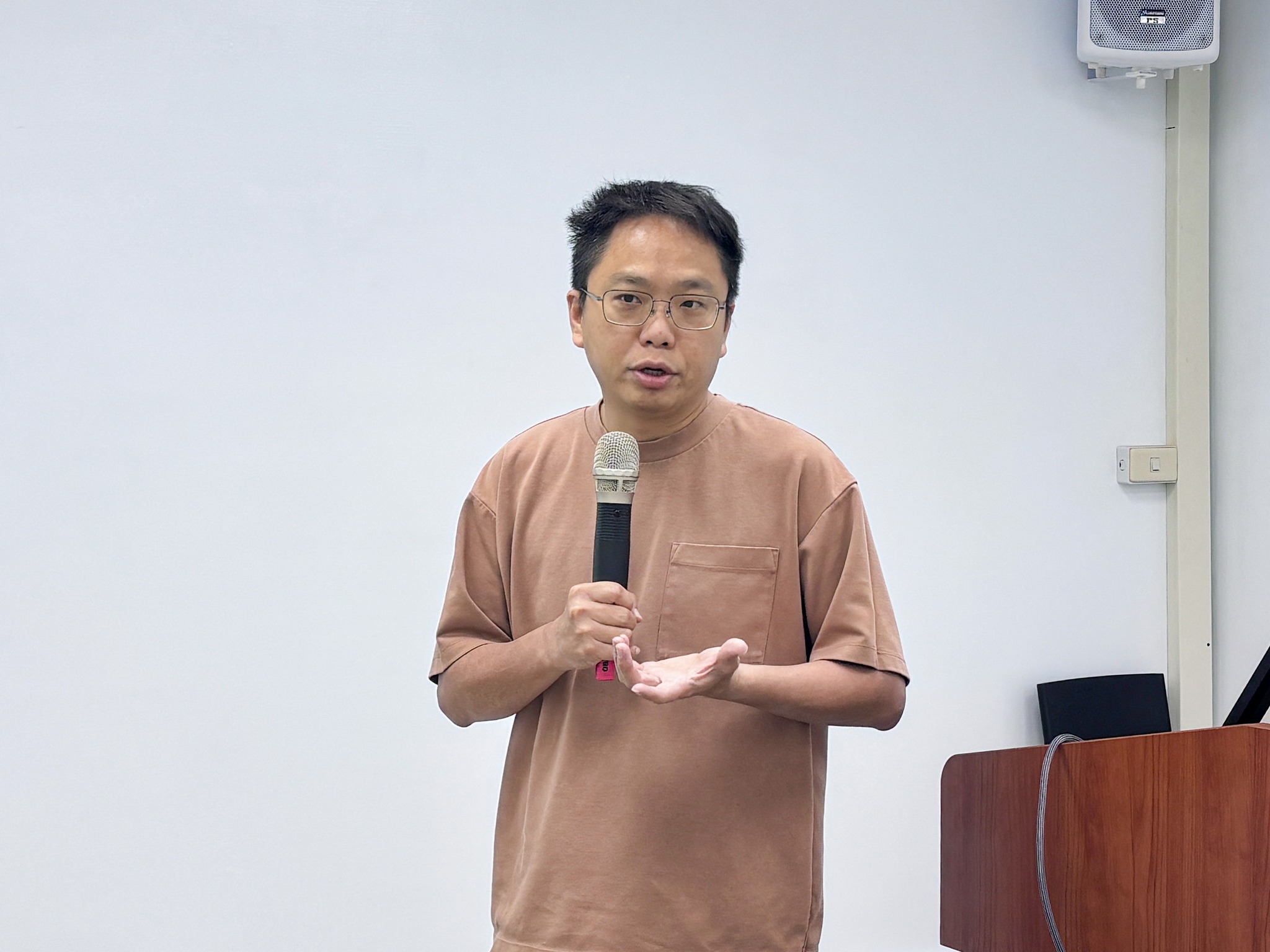 張金元副研究員說明小型農機維修方法。