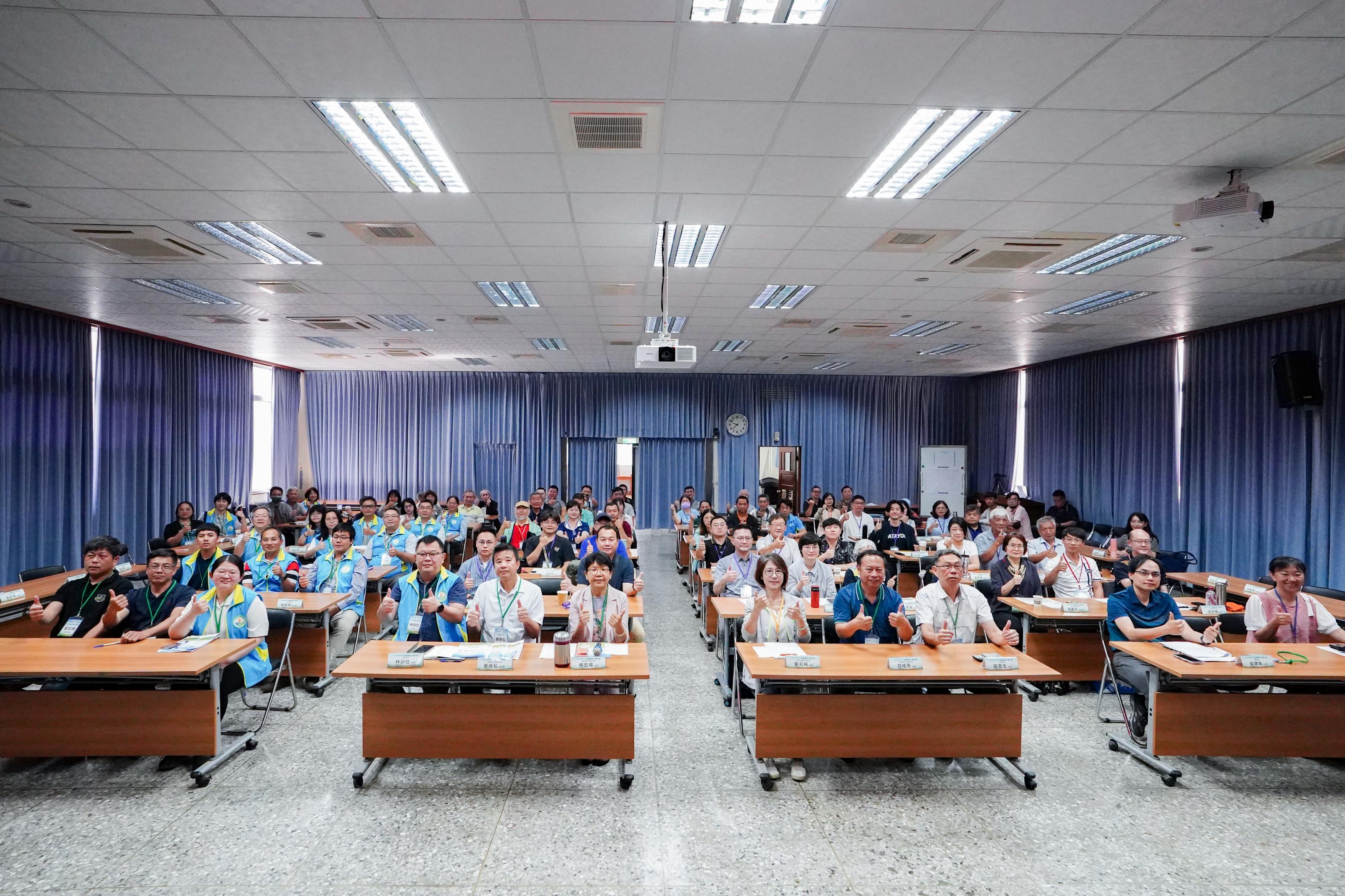 臺中農改場第七屆技術發表暨媒合會嘉賓與貴賓合影。