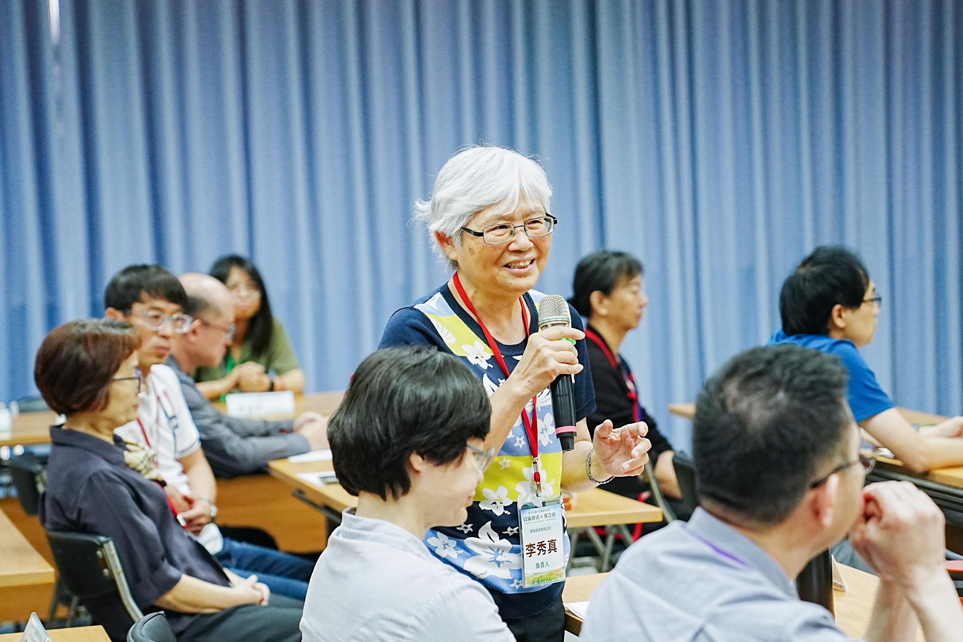 企業代表於會議期間熱絡提問發言。