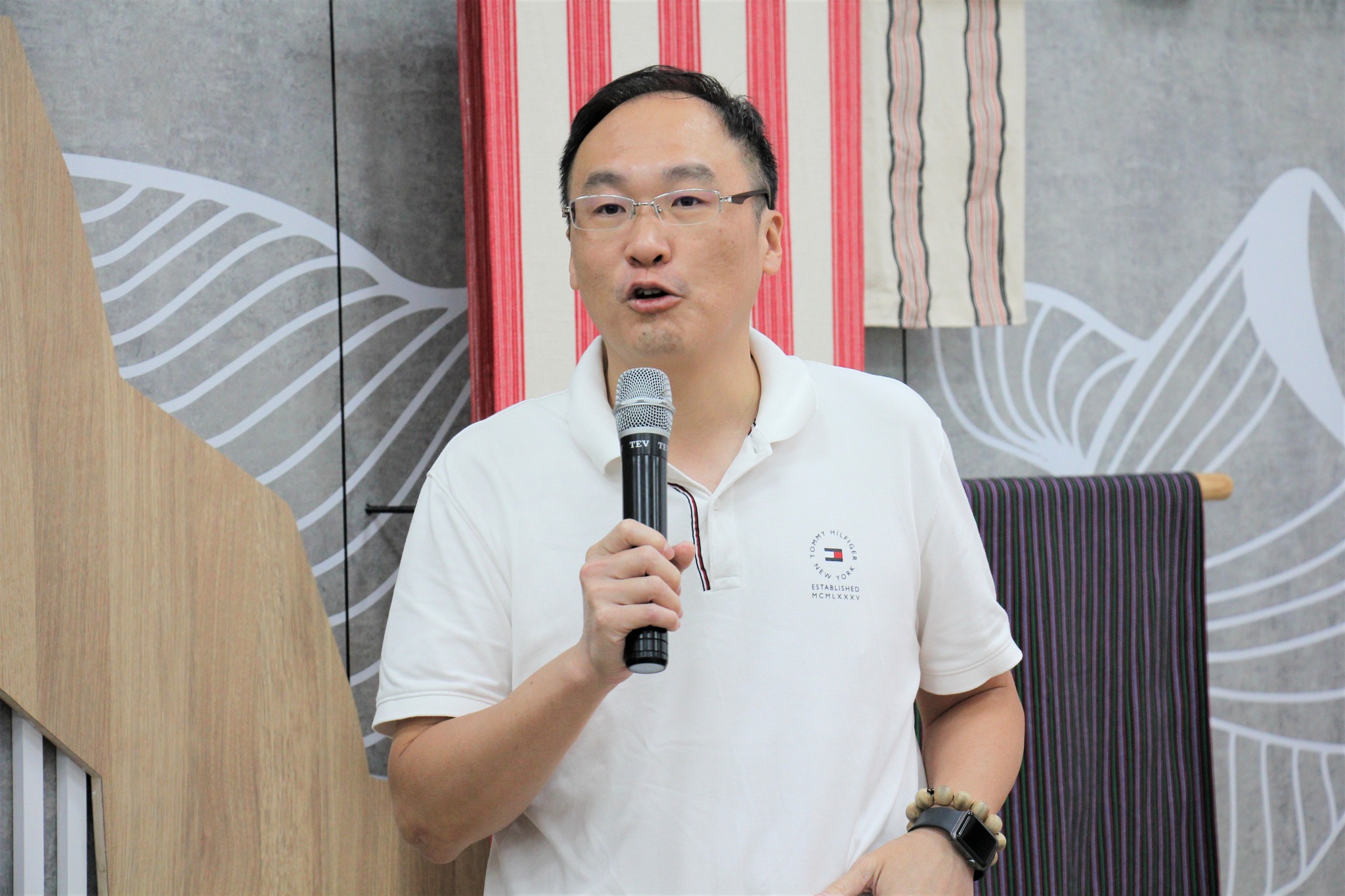 蔡本原助理研究員說明老年農民福利津貼與農民退休儲金、農業淨零排放、實際耕作者從事農業生產工作認定作業、農產業天然災害現地照相app及改良式獵具使用等農業政策。