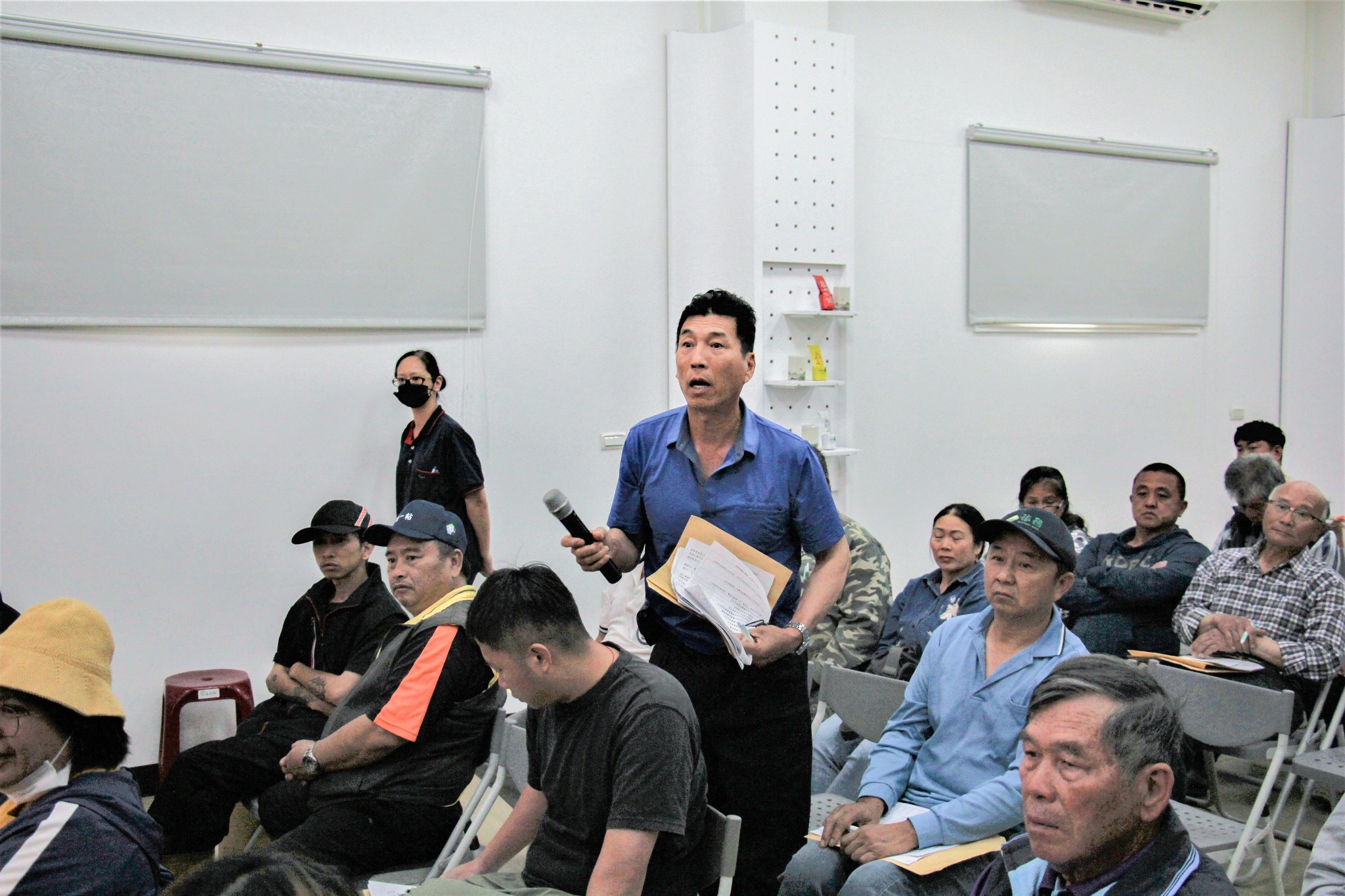 綜合討論時，農友針對蔬菜作物病害防治議題與本場人員進行意見交流。