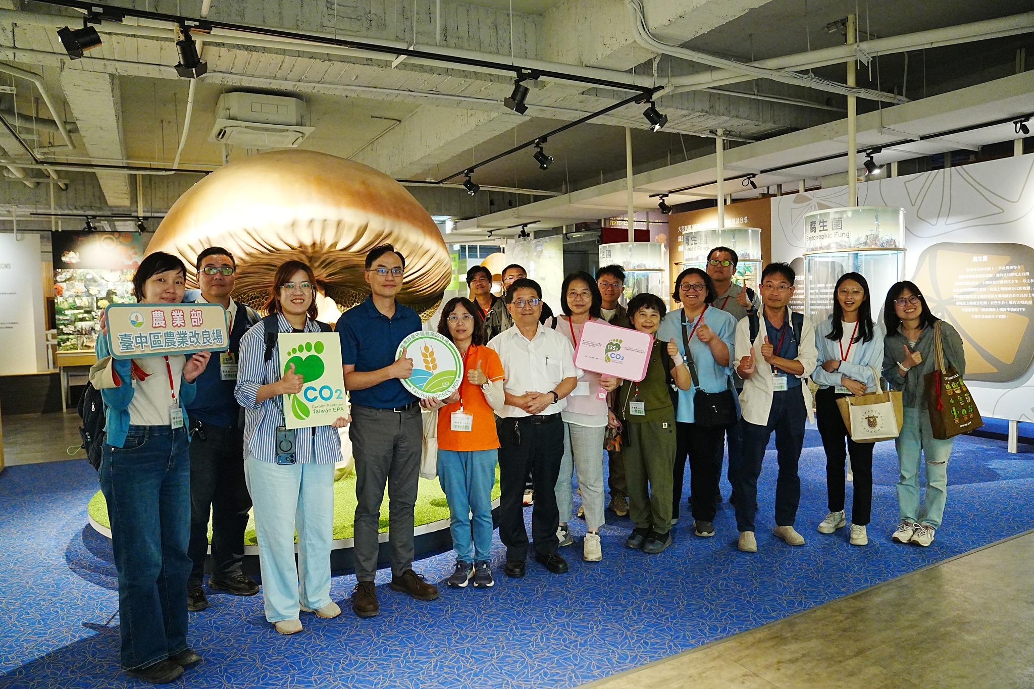 農業部場試所農業淨零排放產業交流人員與霧峰區農會人員合照。