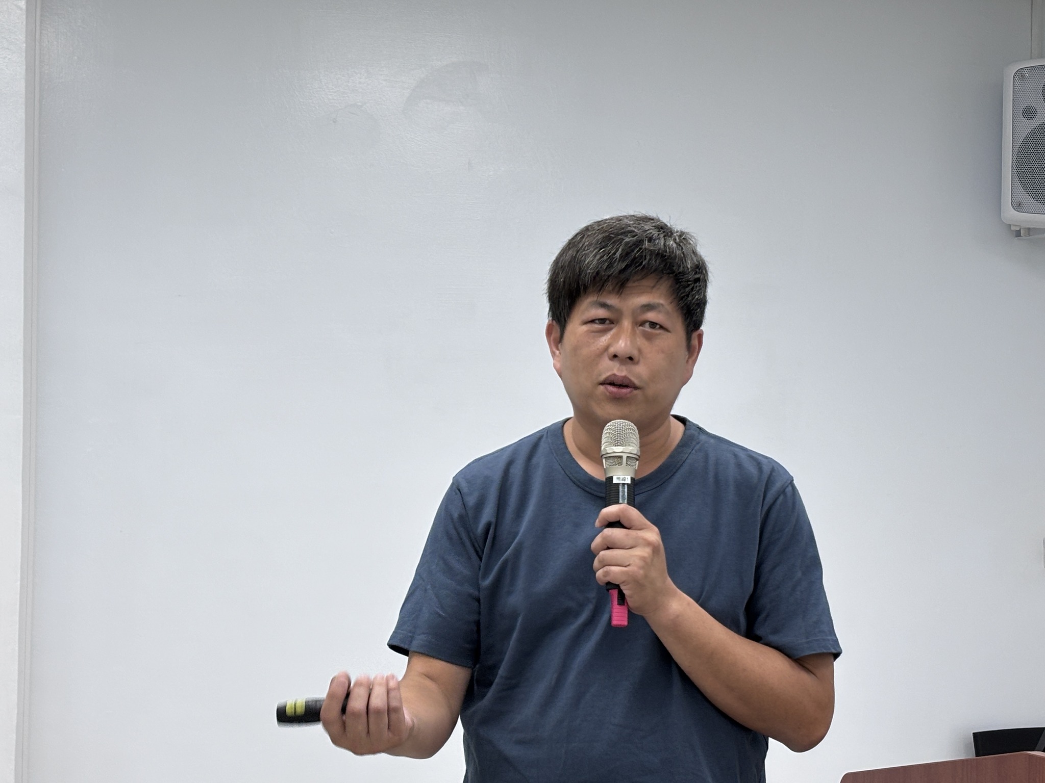 藍玄錦副研究員講解常見韭菜品種。