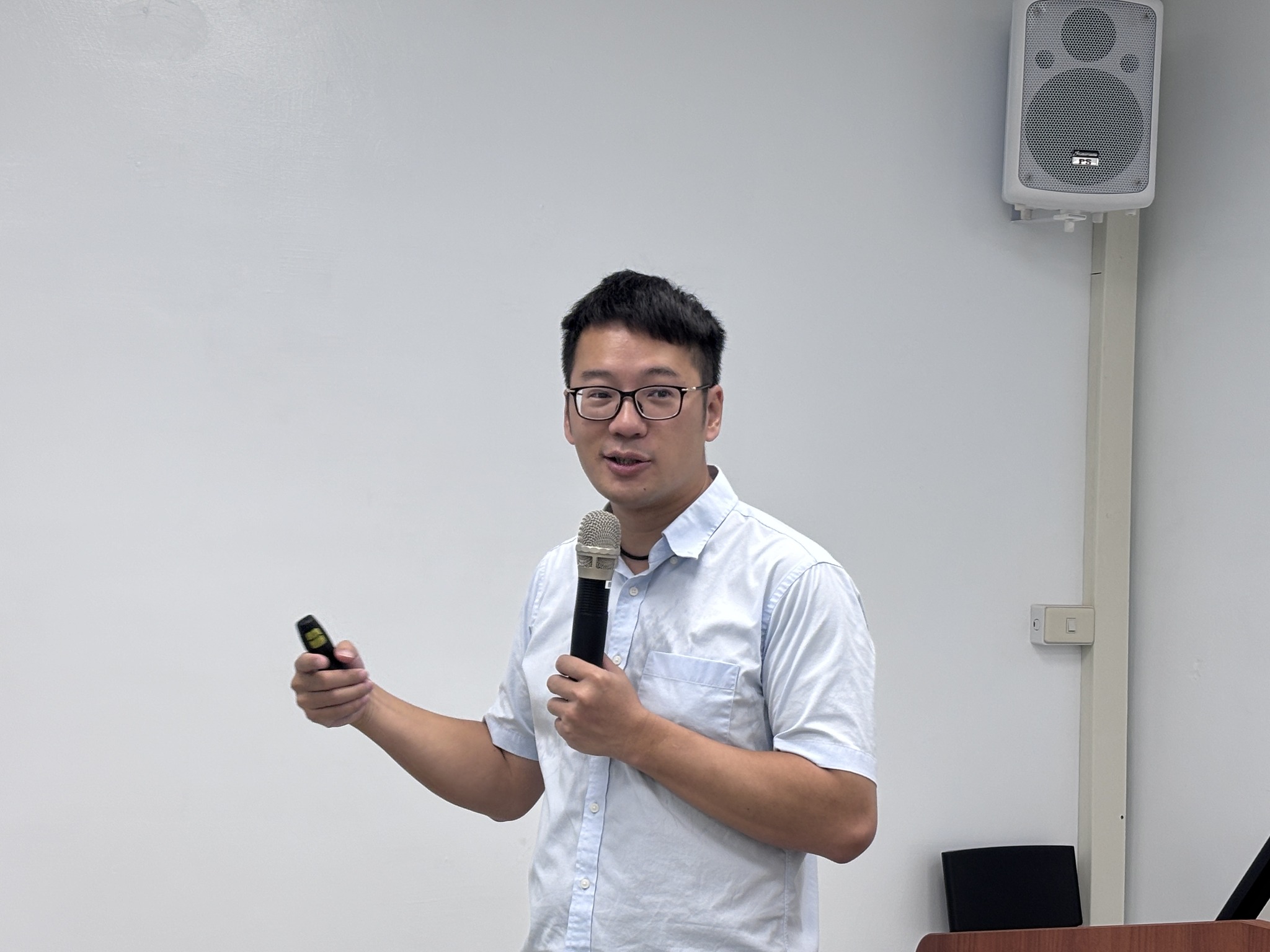 錢昌聖副研究員介紹青蔥種子苗栽培方法。