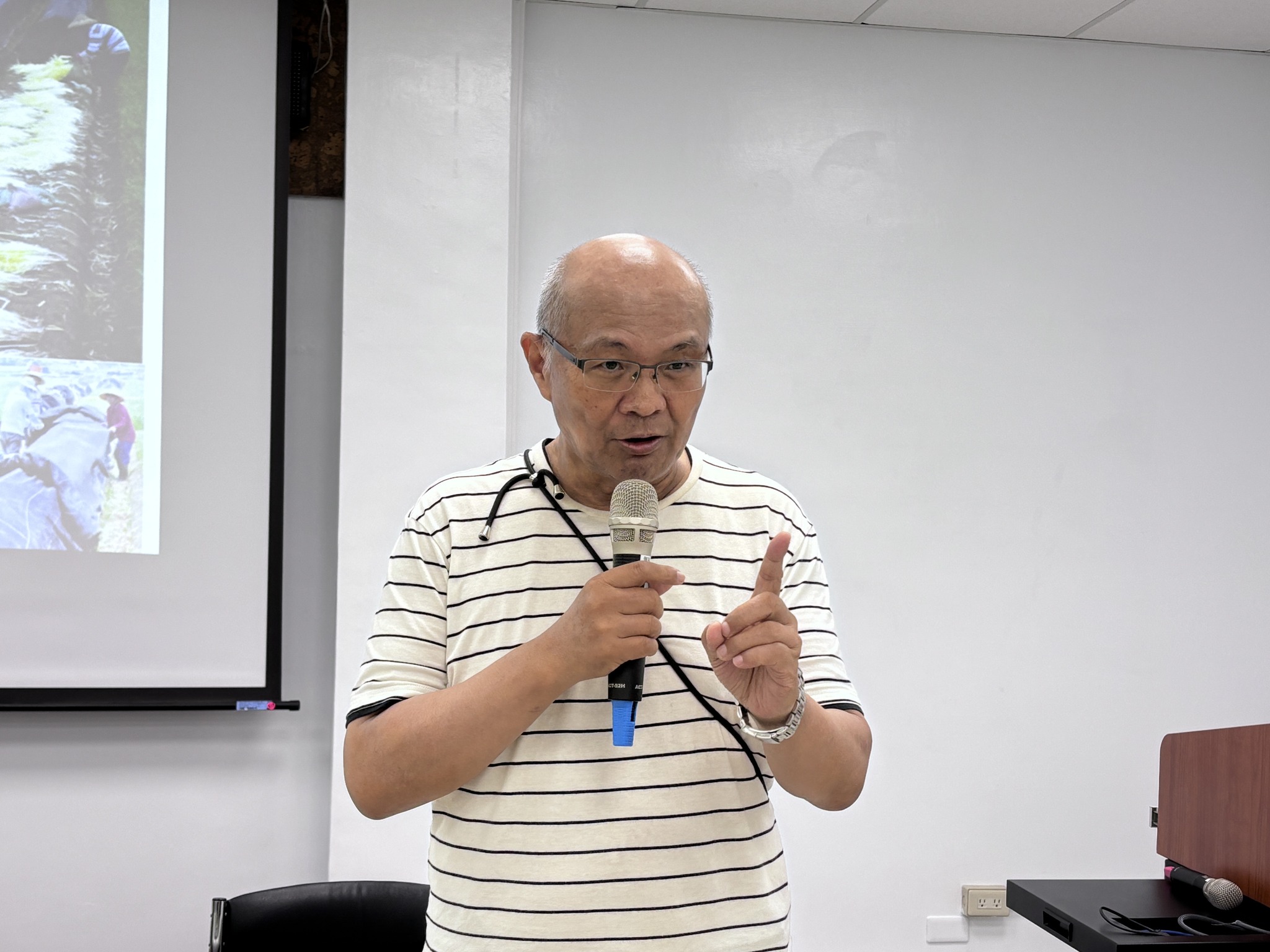 趙佳鴻副研究員介紹農藥在韭黃應用方式輔導情形。