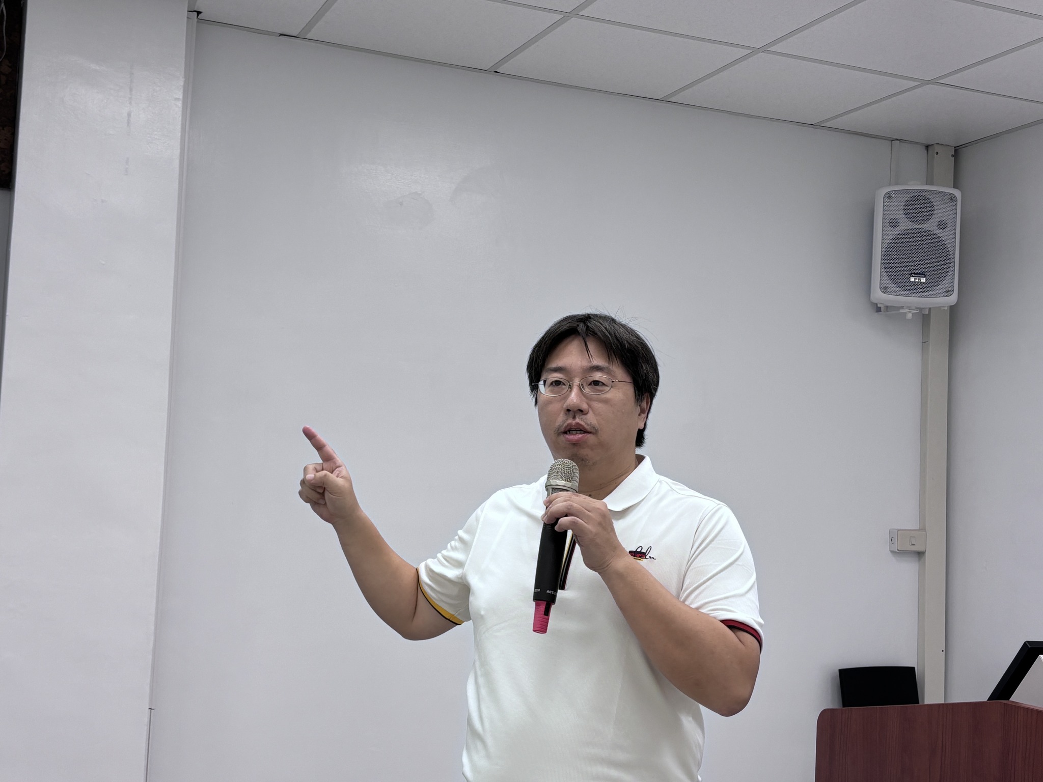 王照仁副研究員講解蔥科黑腐病發生時期與防治方式。