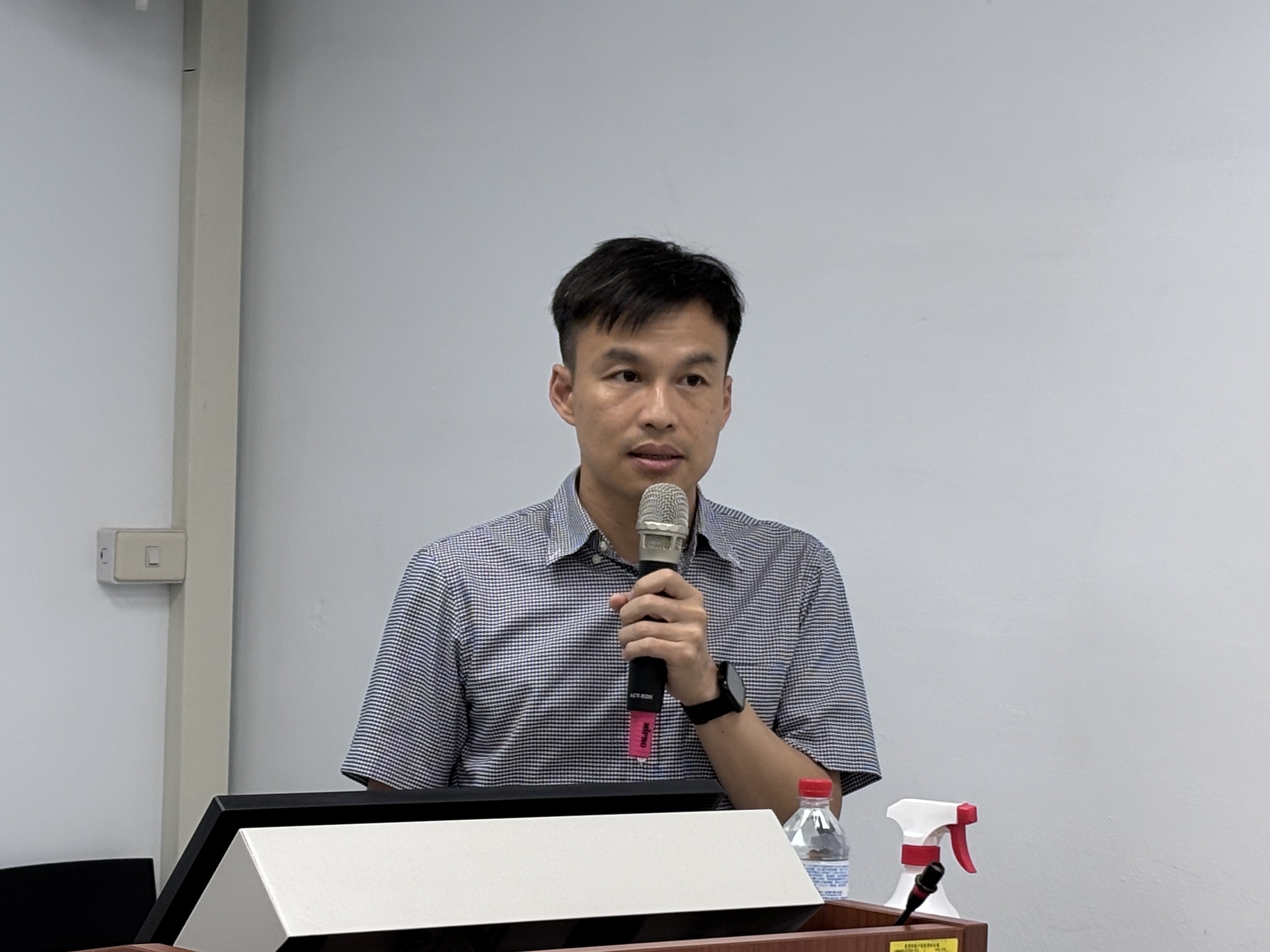 蔡正宏科長介紹蔥科蔬菜批發價格周年變化。