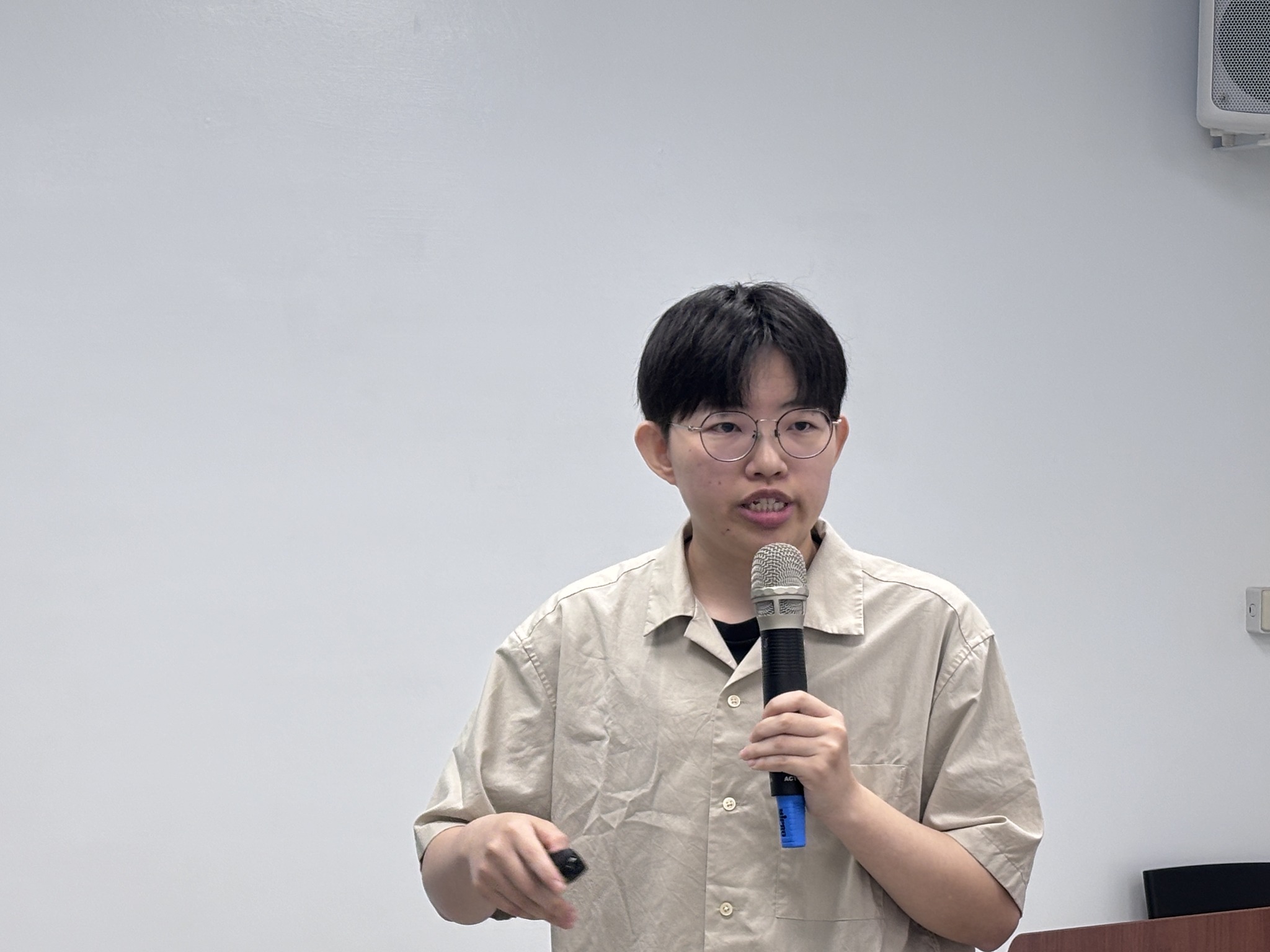 胡婉玲助理研究員說明蒜頭採後儲藏的訣竅。