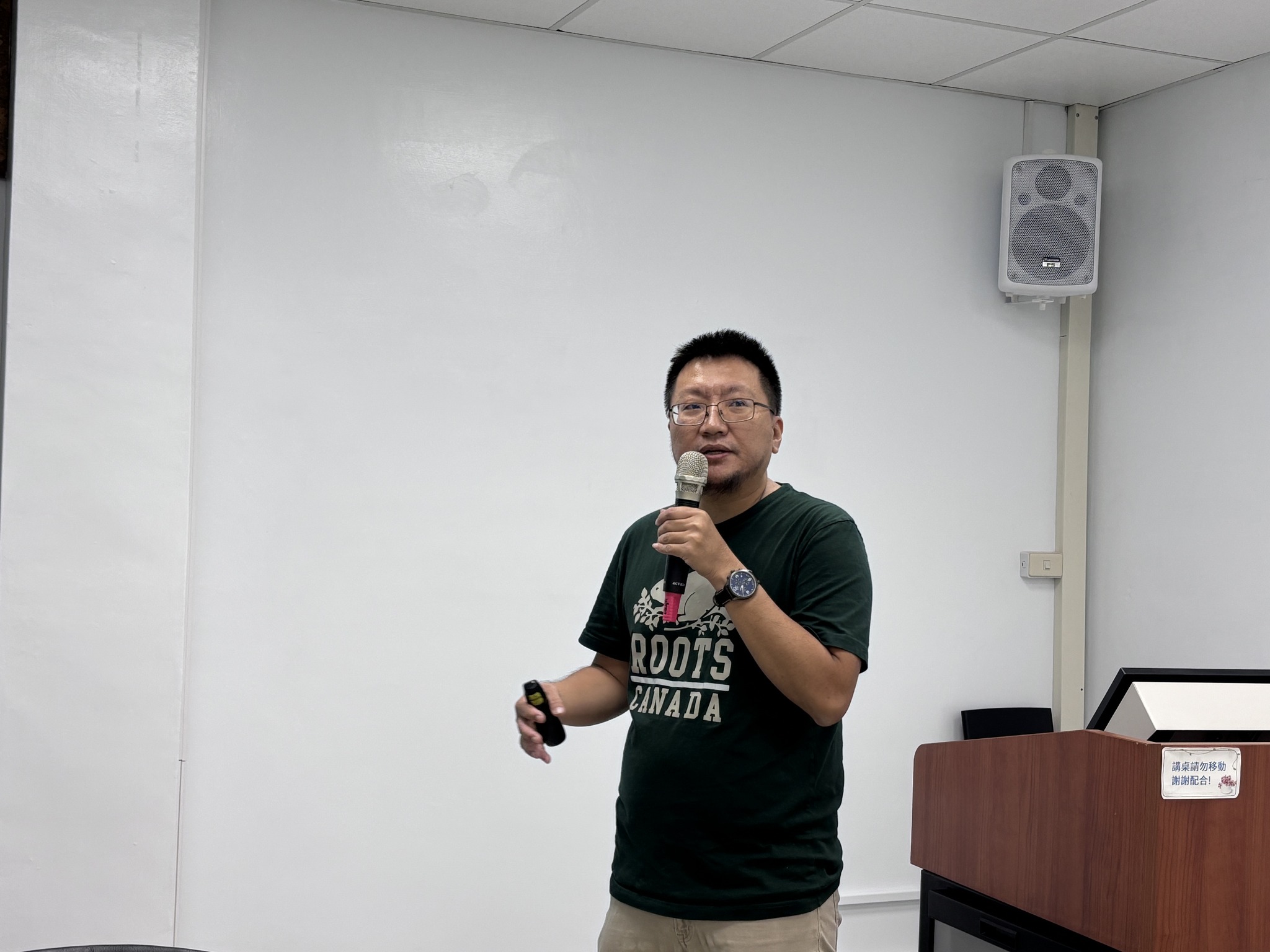 曾宥綋副研究員講解過肥對青蔥植株的危害。